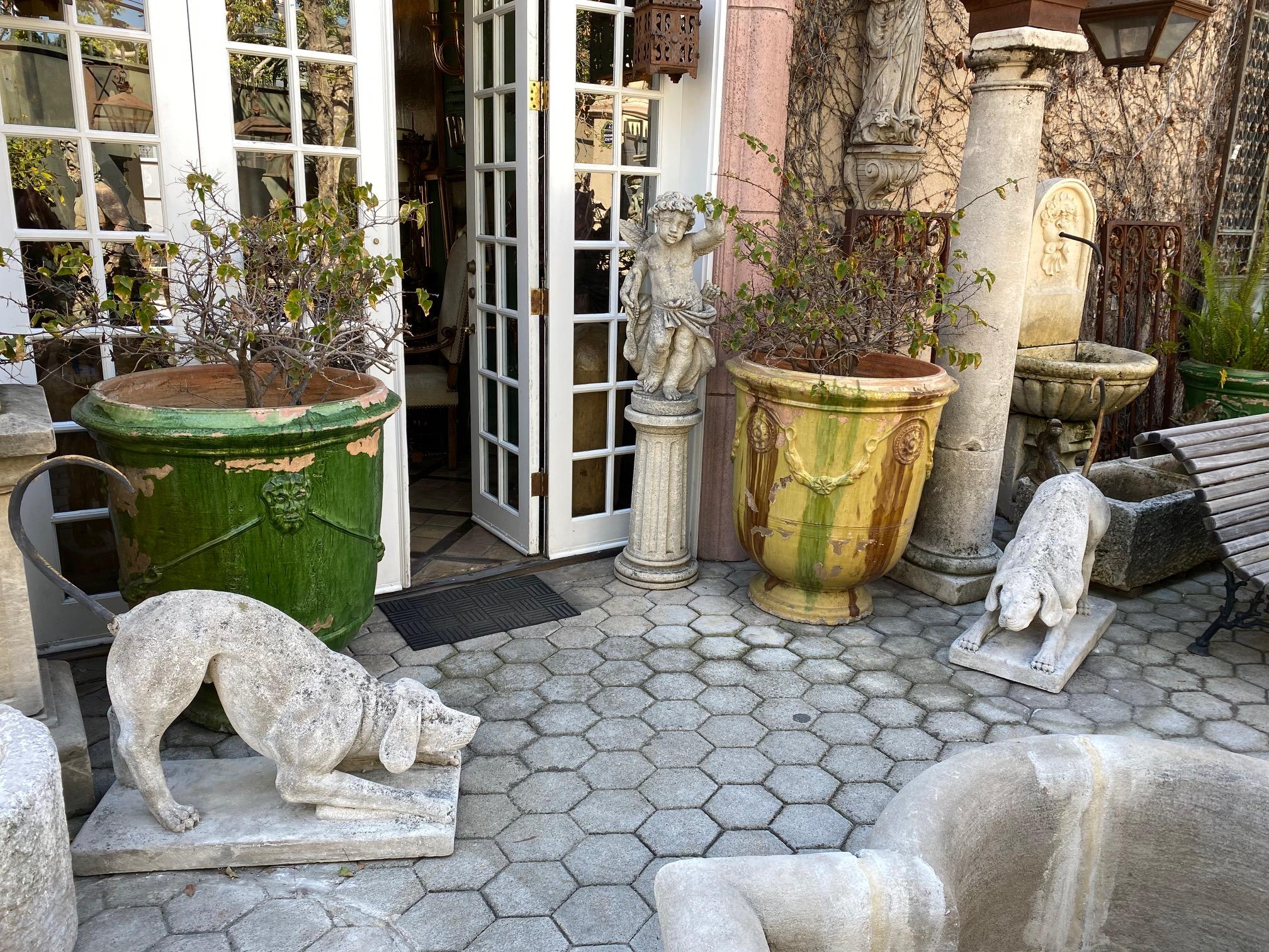 Paire de figurines en pierre sculptée de chiens de chasse Jardin Statues anciennes Amoureux des animaux en vente 1