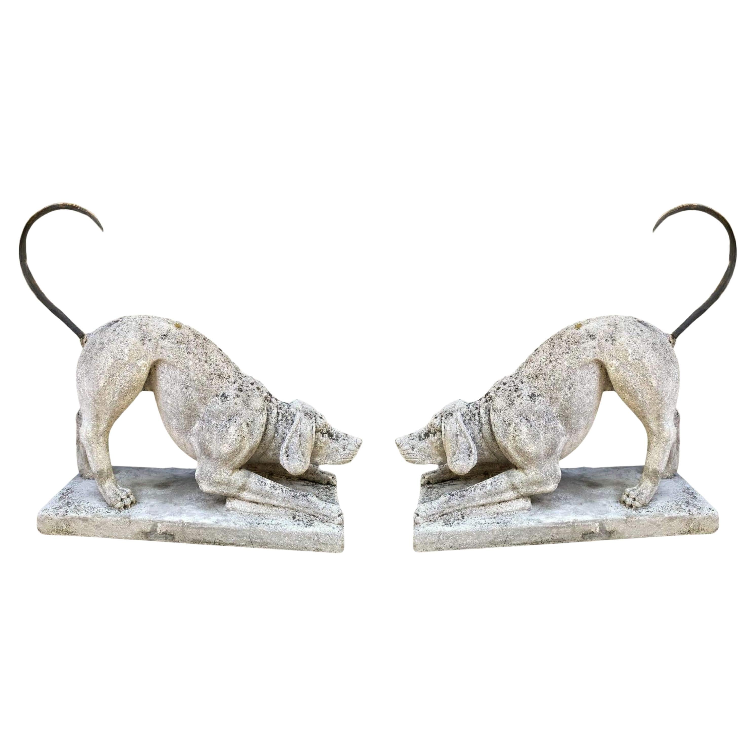 Paire de figurines en pierre sculptée de chiens de chasse Jardin Statues anciennes Amoureux des animaux en vente
