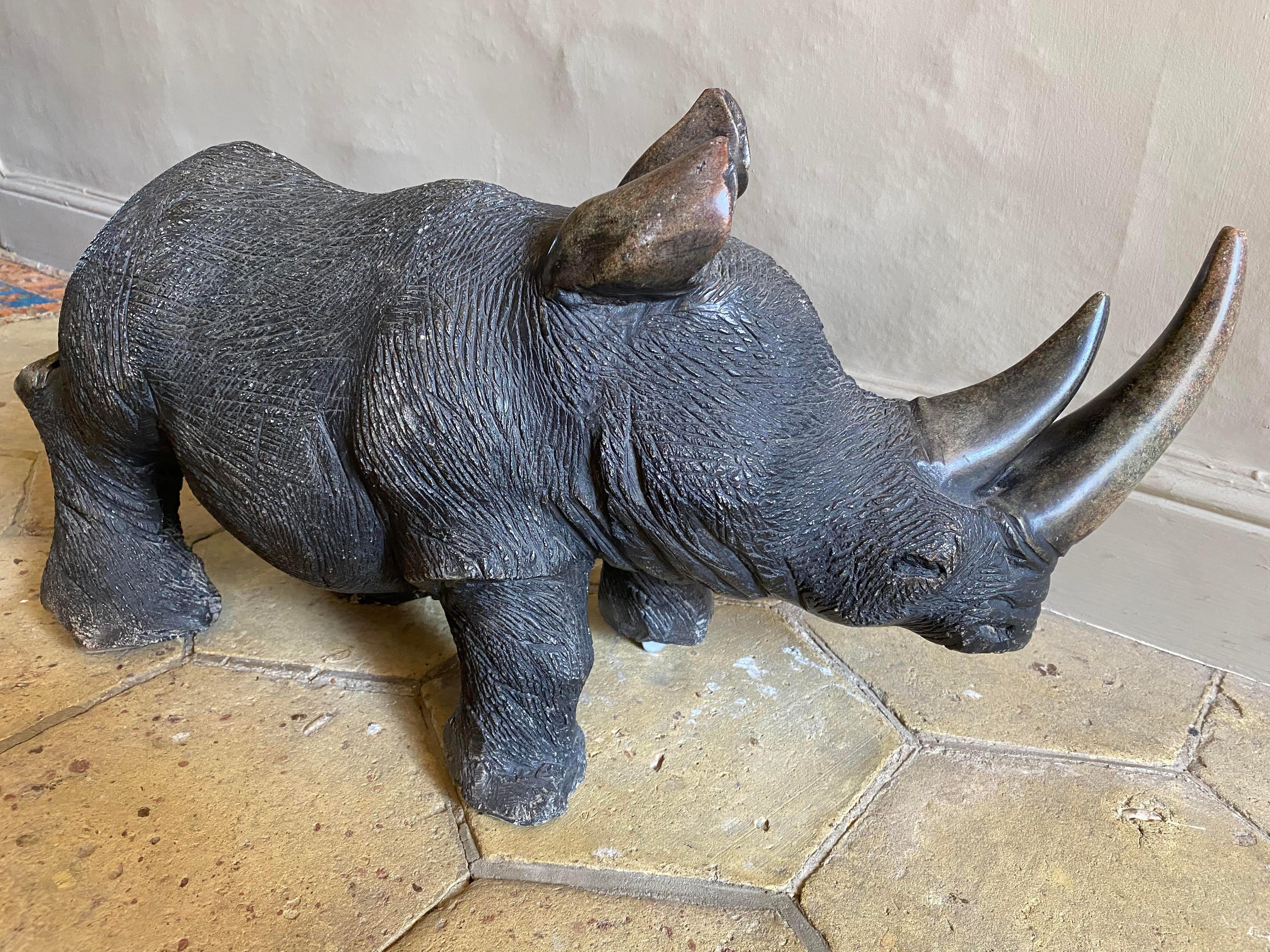 Große geschnitzte Rhino-Skulptur aus Stein (Europäisch) im Angebot