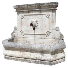 Grande fontaine murale en pierre sculptée du sud de la France