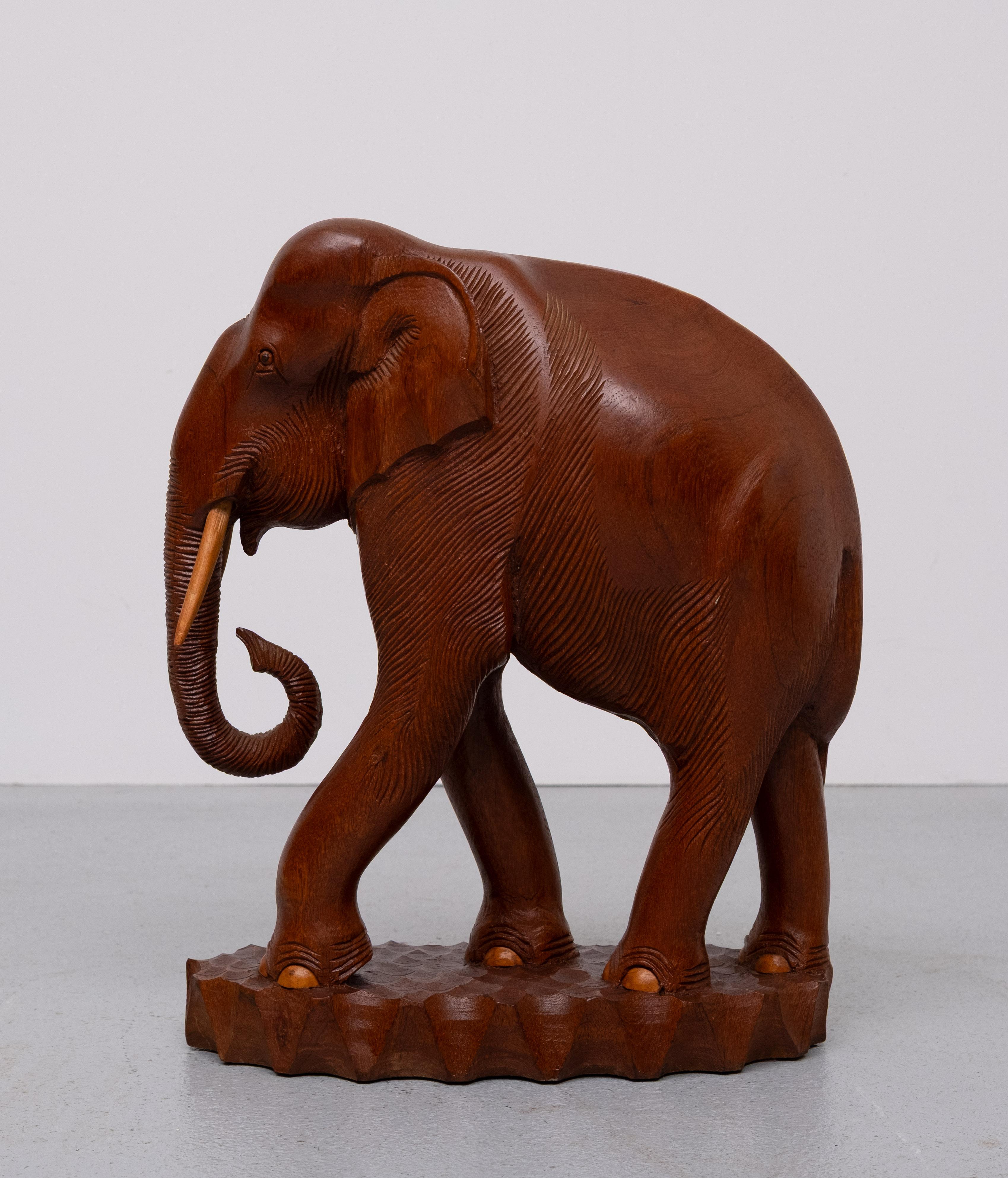 Grandes statues d'éléphants en teck sculpté et petit éléphant  1950s en vente 2