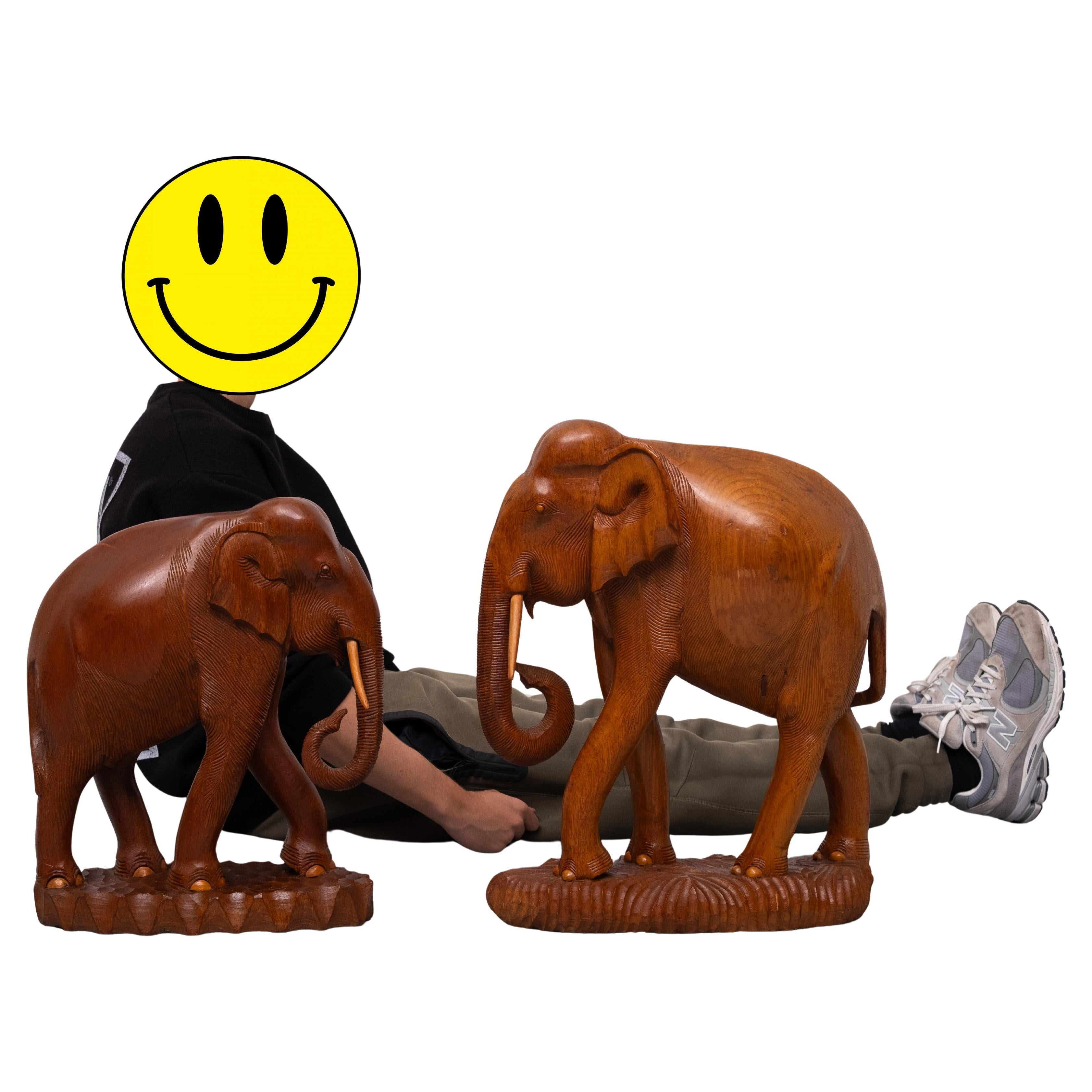 Très bel ensemble d'éléphants en bois de teck massif, d'une taille remarquable.
tous originaux, même les défenses en bois  . Très belle sculpture.
l'un légèrement plus grand que l'autre . 1950s Sculpté à la main .