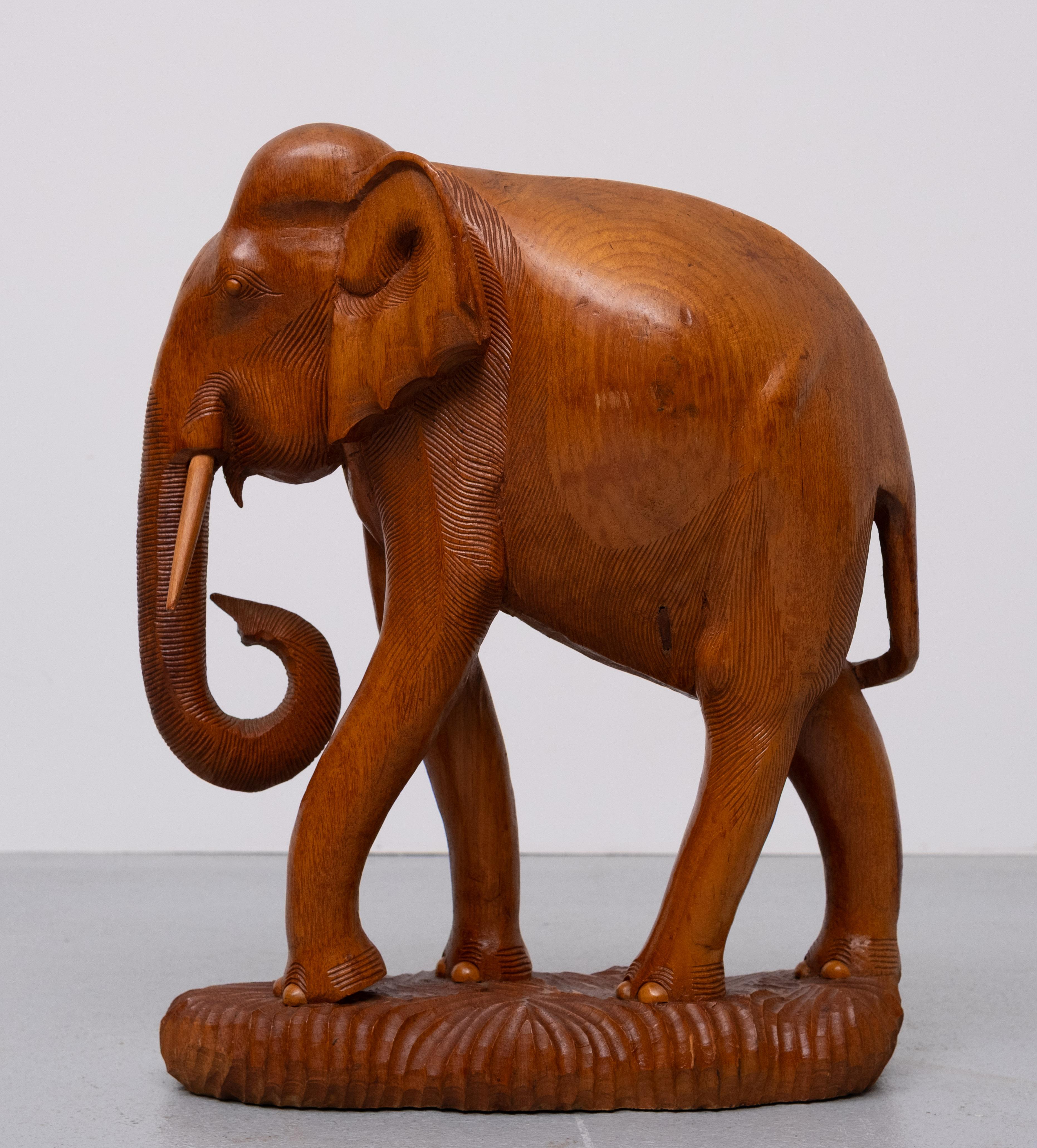 Mid-Century Modern Grandes statues d'éléphants en teck sculpté et petit éléphant  1950s en vente