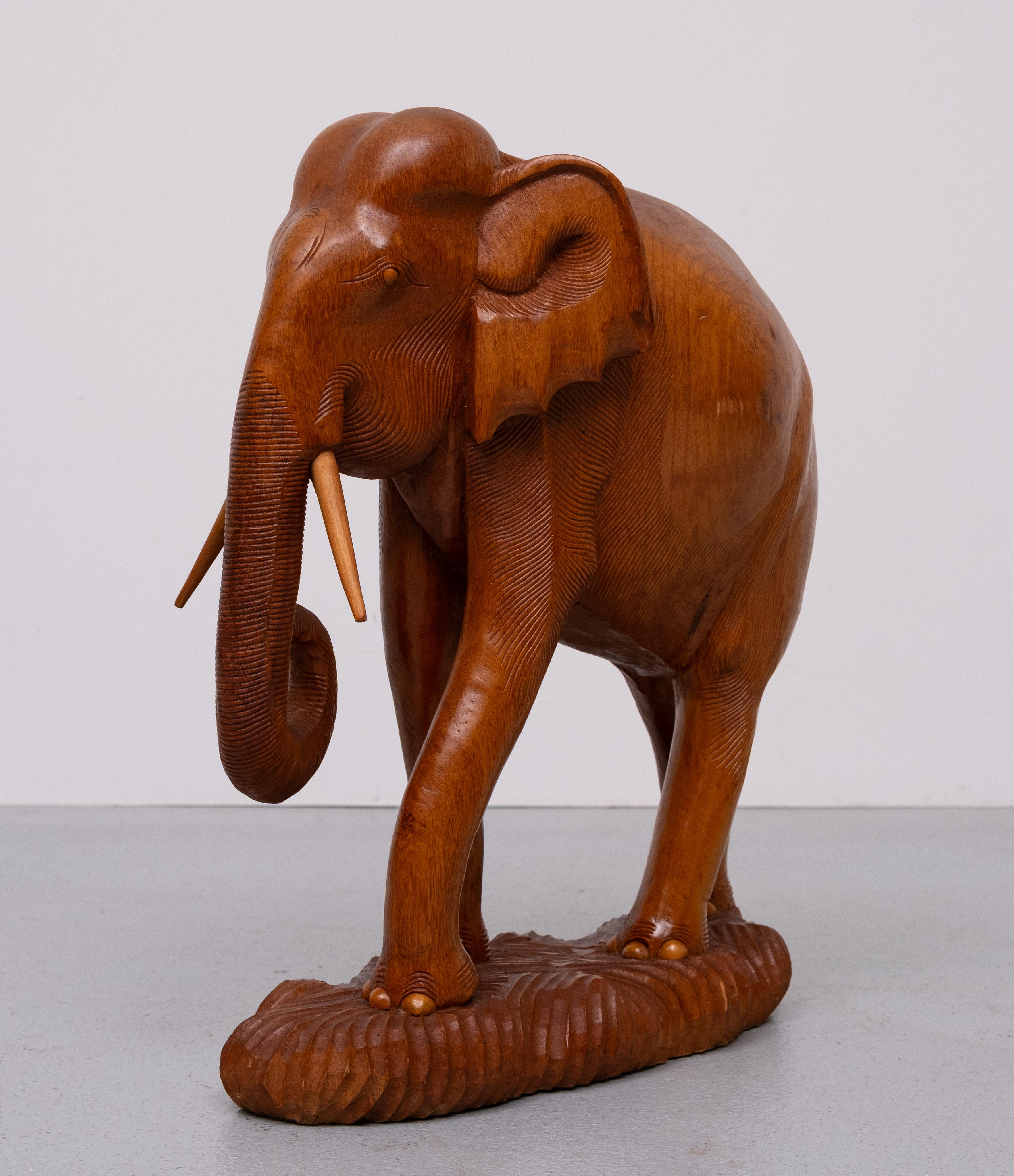 Centrasiatique Grandes statues d'éléphants en teck sculpt�é et petit éléphant  1950s en vente