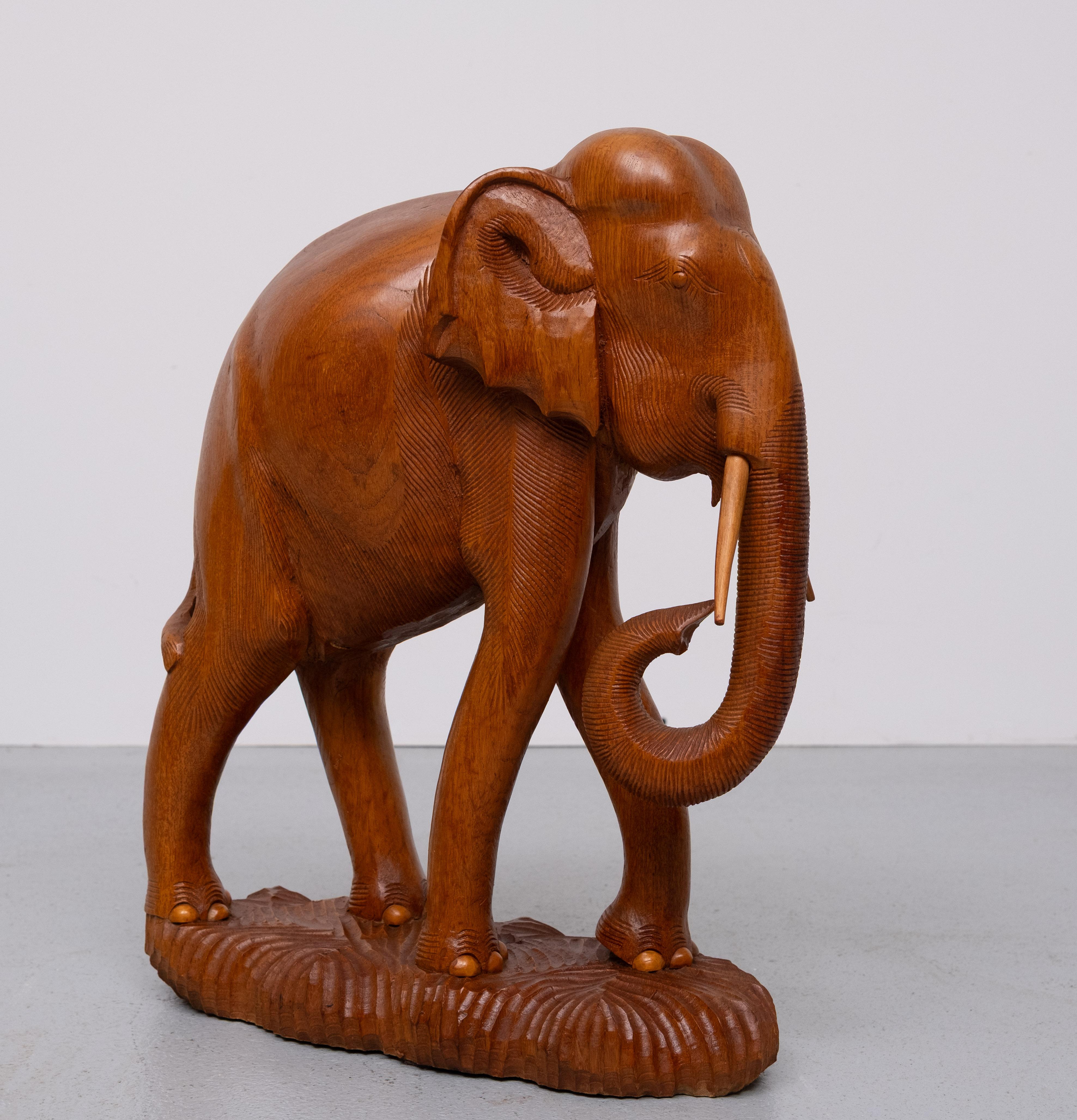 Sculpté à la main Grandes statues d'éléphants en teck sculpté et petit éléphant  1950s en vente