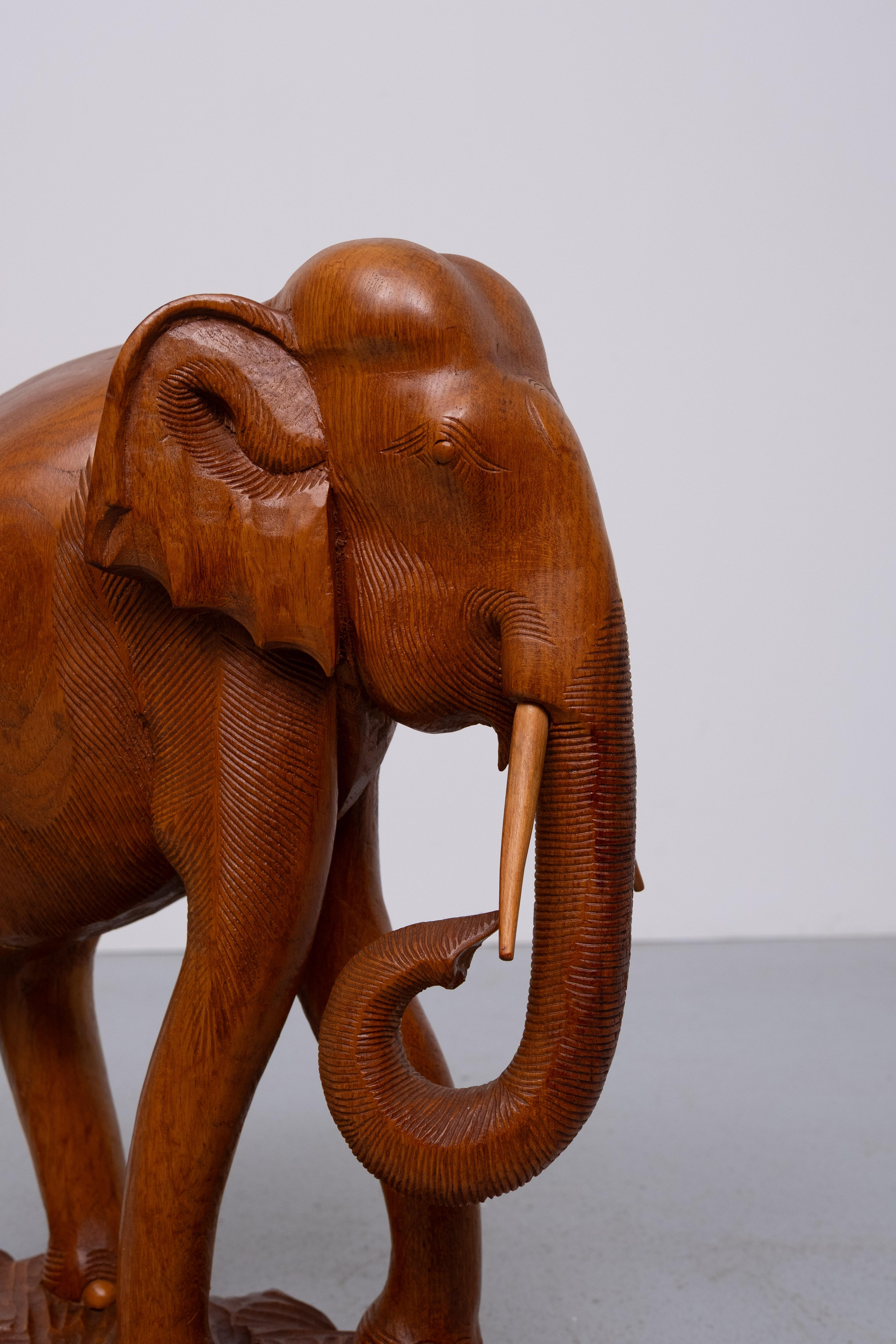 Grandes statues d'éléphants en teck sculpté et petit éléphant  1950s Bon état - En vente à Den Haag, NL