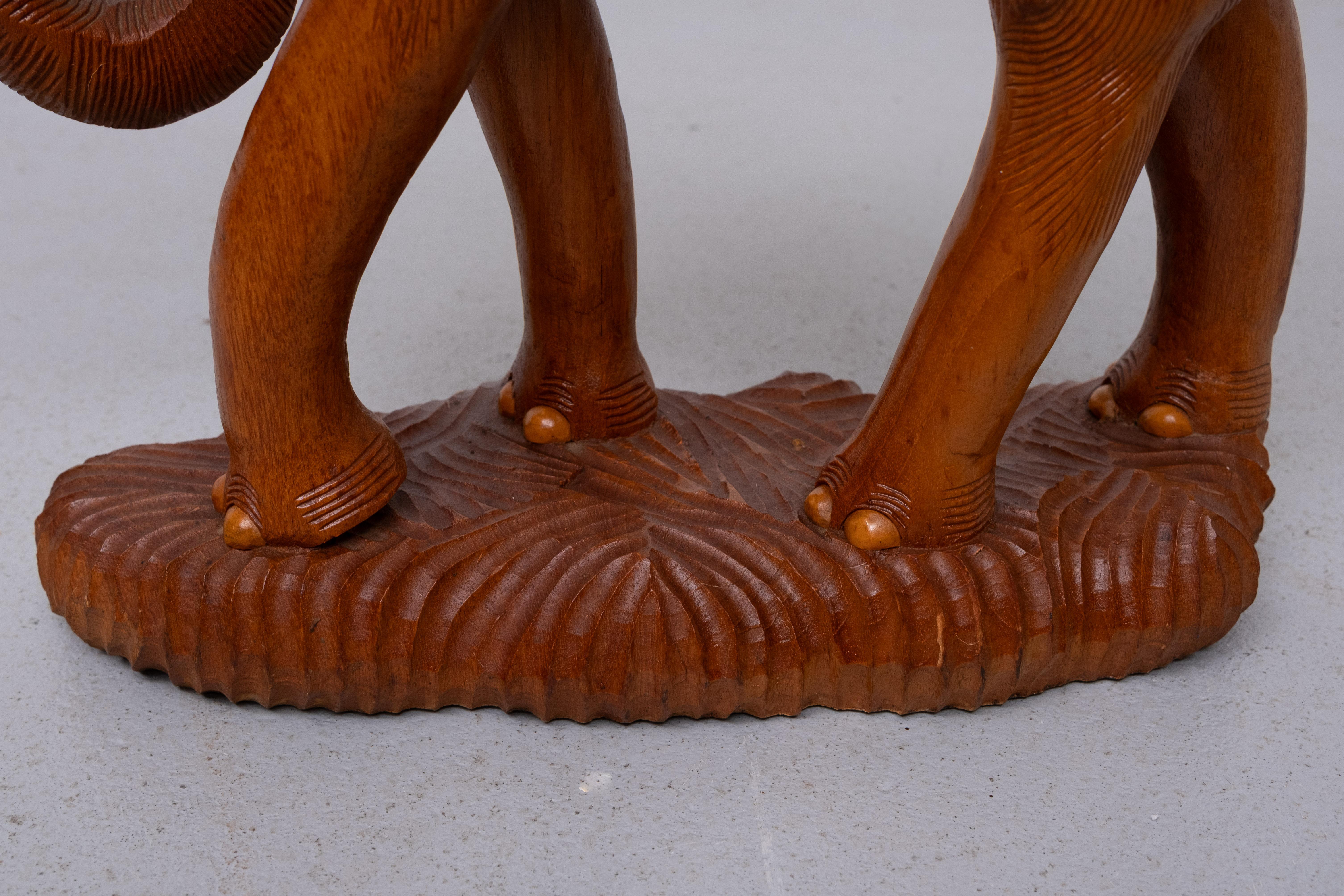 Milieu du XXe siècle Grandes statues d'éléphants en teck sculpté et petit éléphant  1950s en vente