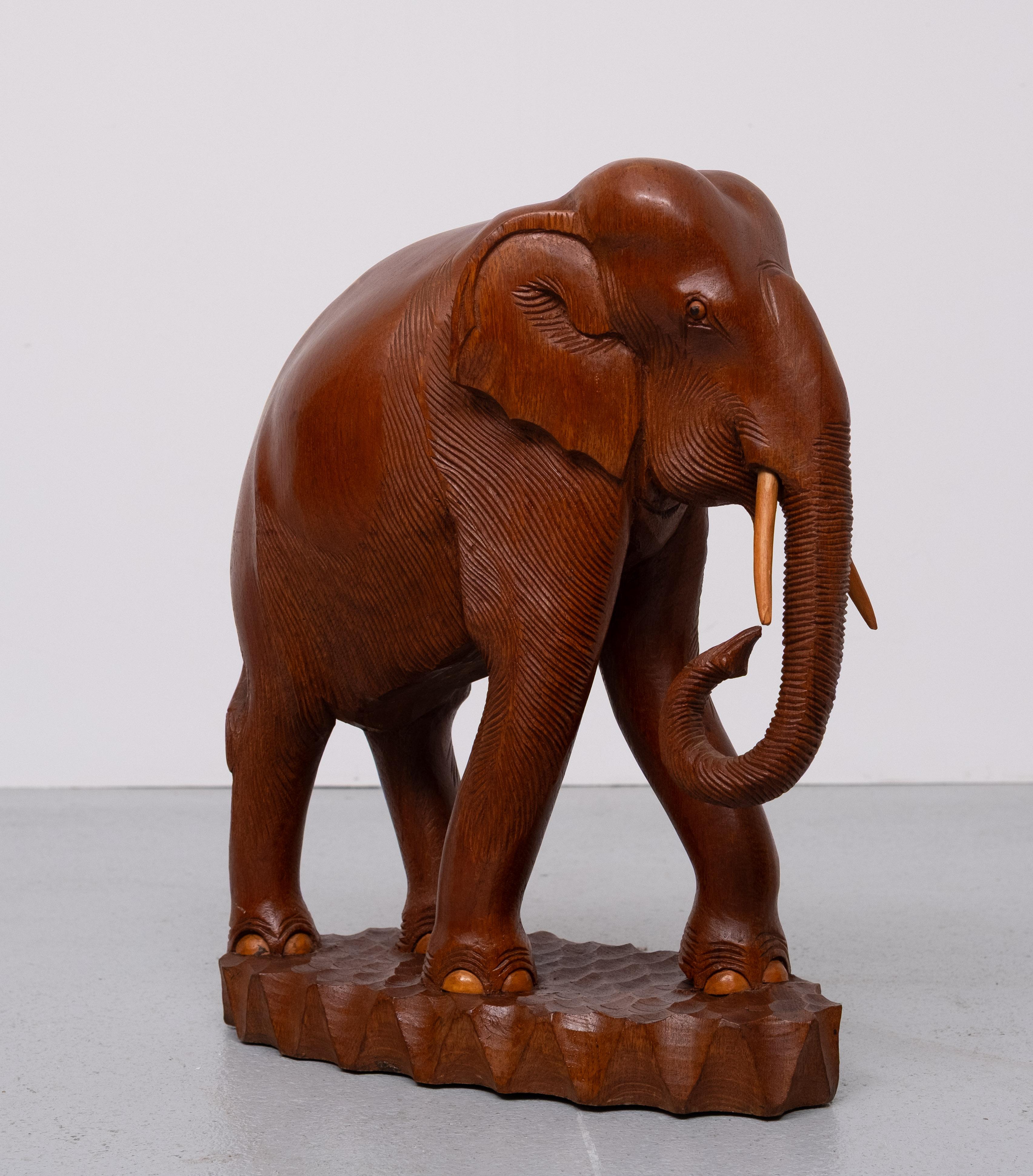 Teck Grandes statues d'éléphants en teck sculpté et petit éléphant  1950s en vente