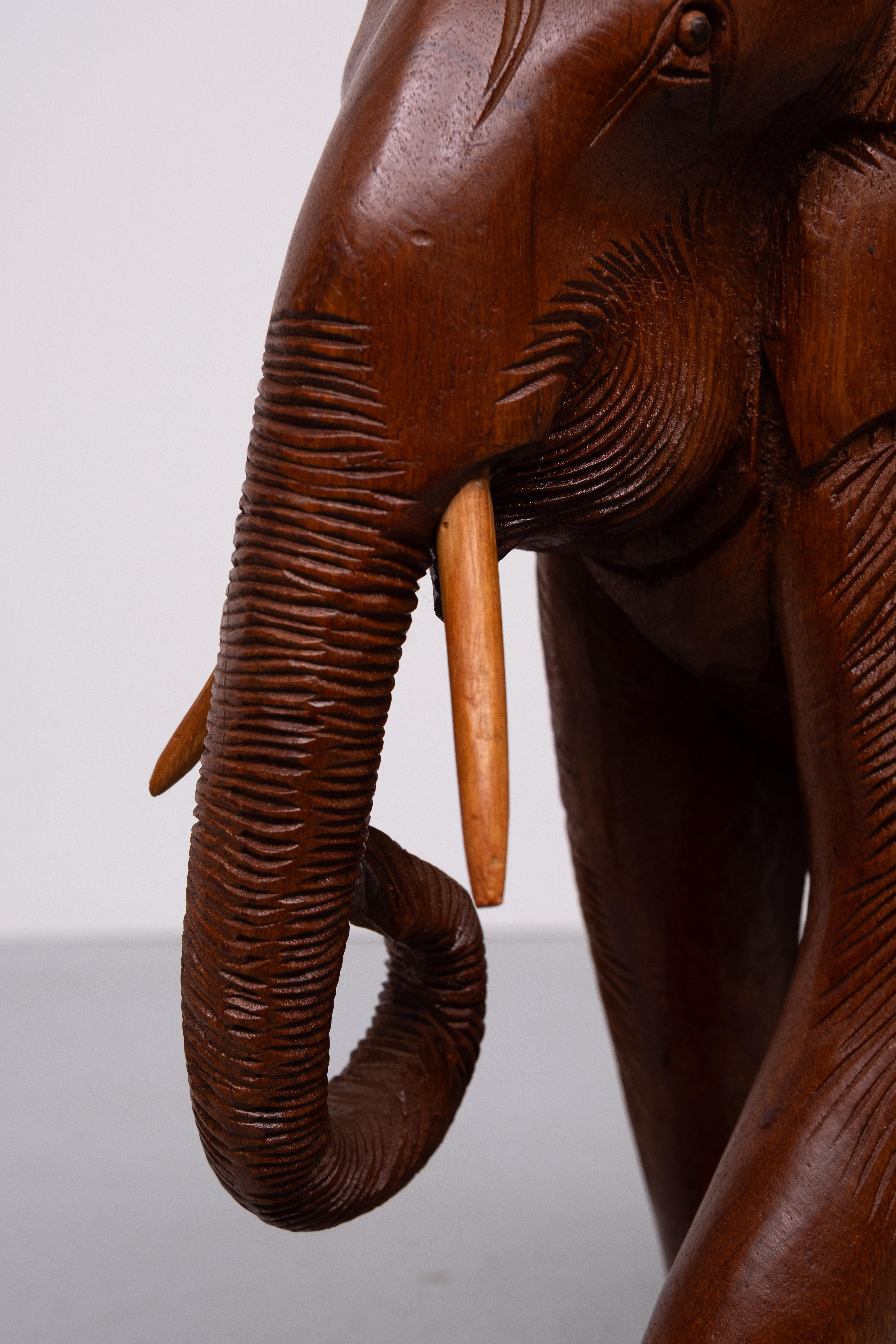 Grandes statues d'éléphants en teck sculpté et petit éléphant  1950s en vente 1