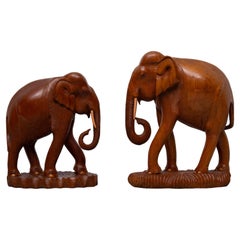 Grandes statues d'éléphants en teck sculpté et petit éléphant  1950s