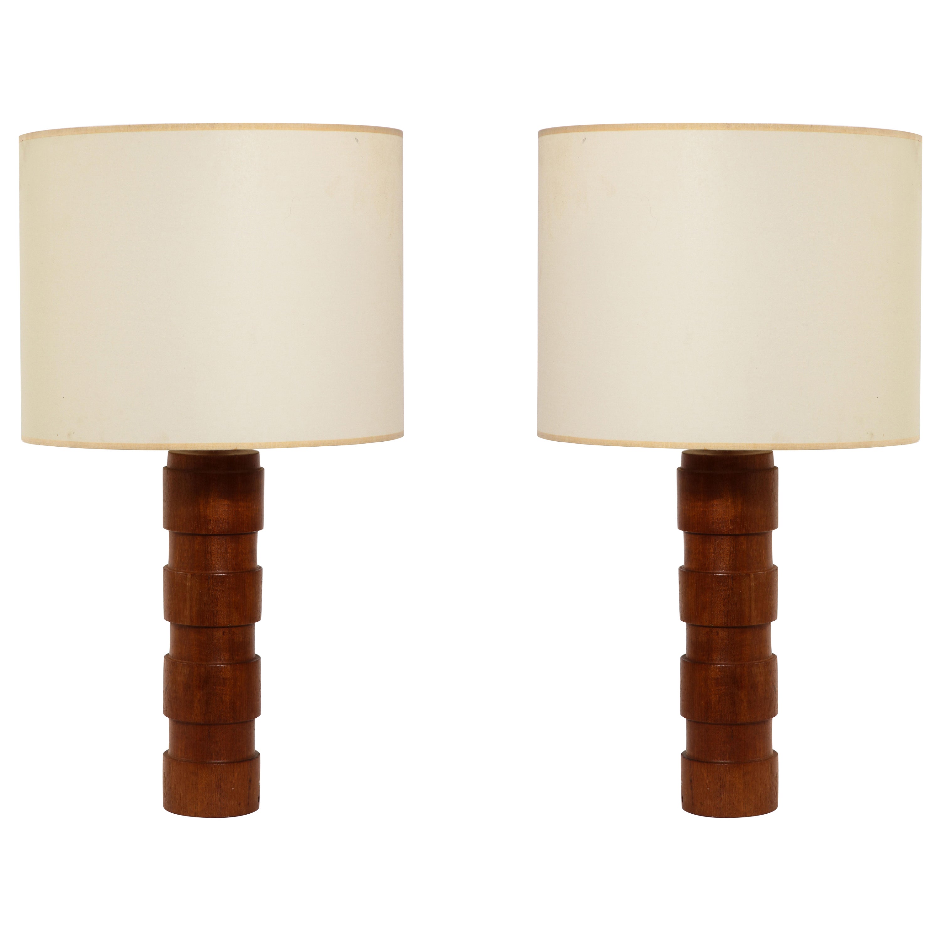Grandes lampes en teck sculpté. Suède années 1960