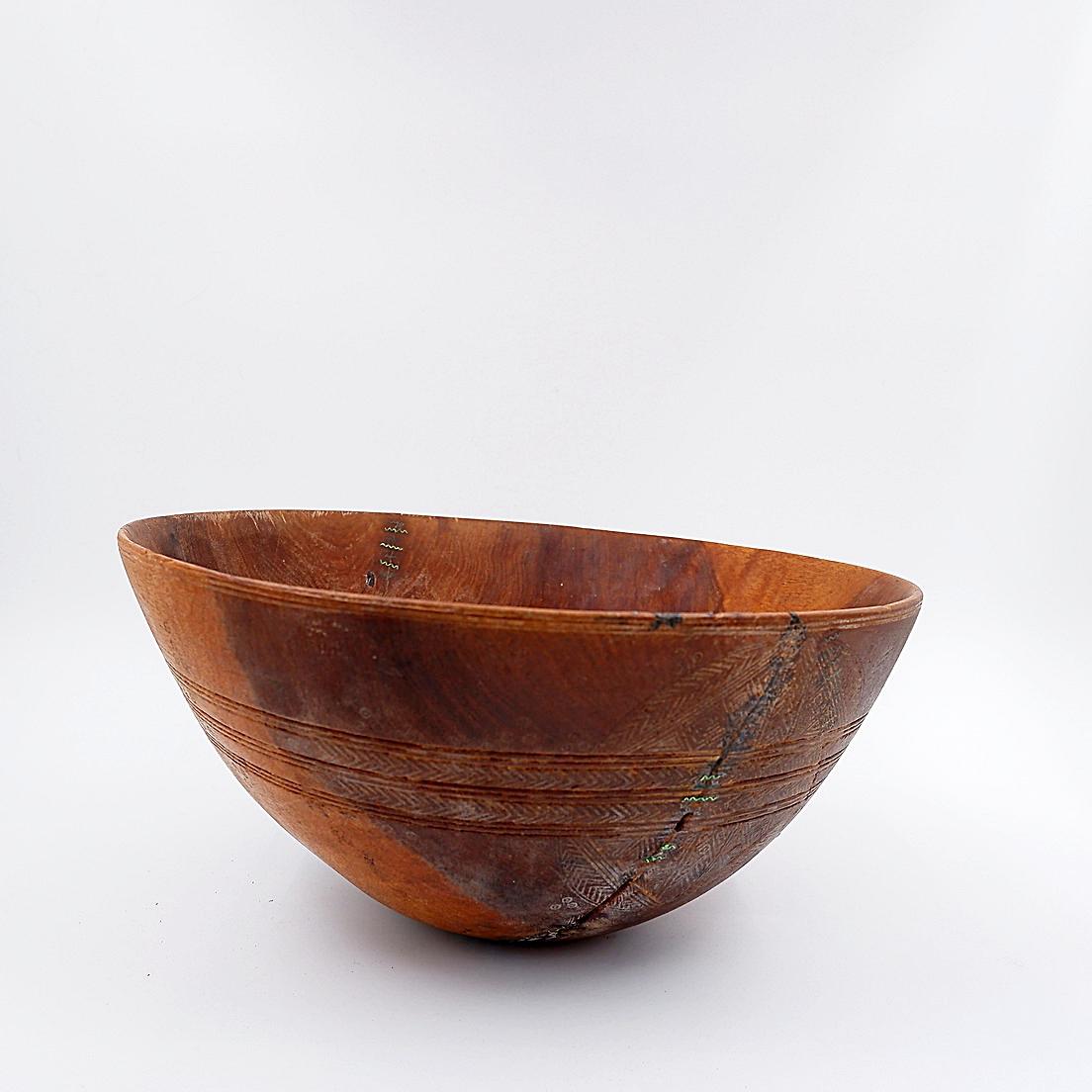 Large Carved Tribal Wooden Bowl - 20th For Sale 8