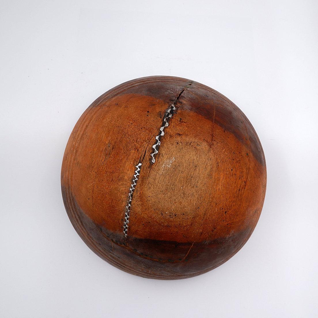 Large Carved Tribal Wooden Bowl - 20th In Good Condition For Sale In Linkebeek, BE