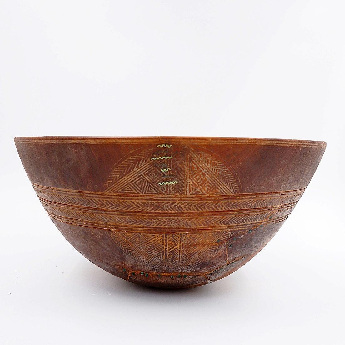 Large Carved Tribal Wooden Bowl - 20th For Sale 1