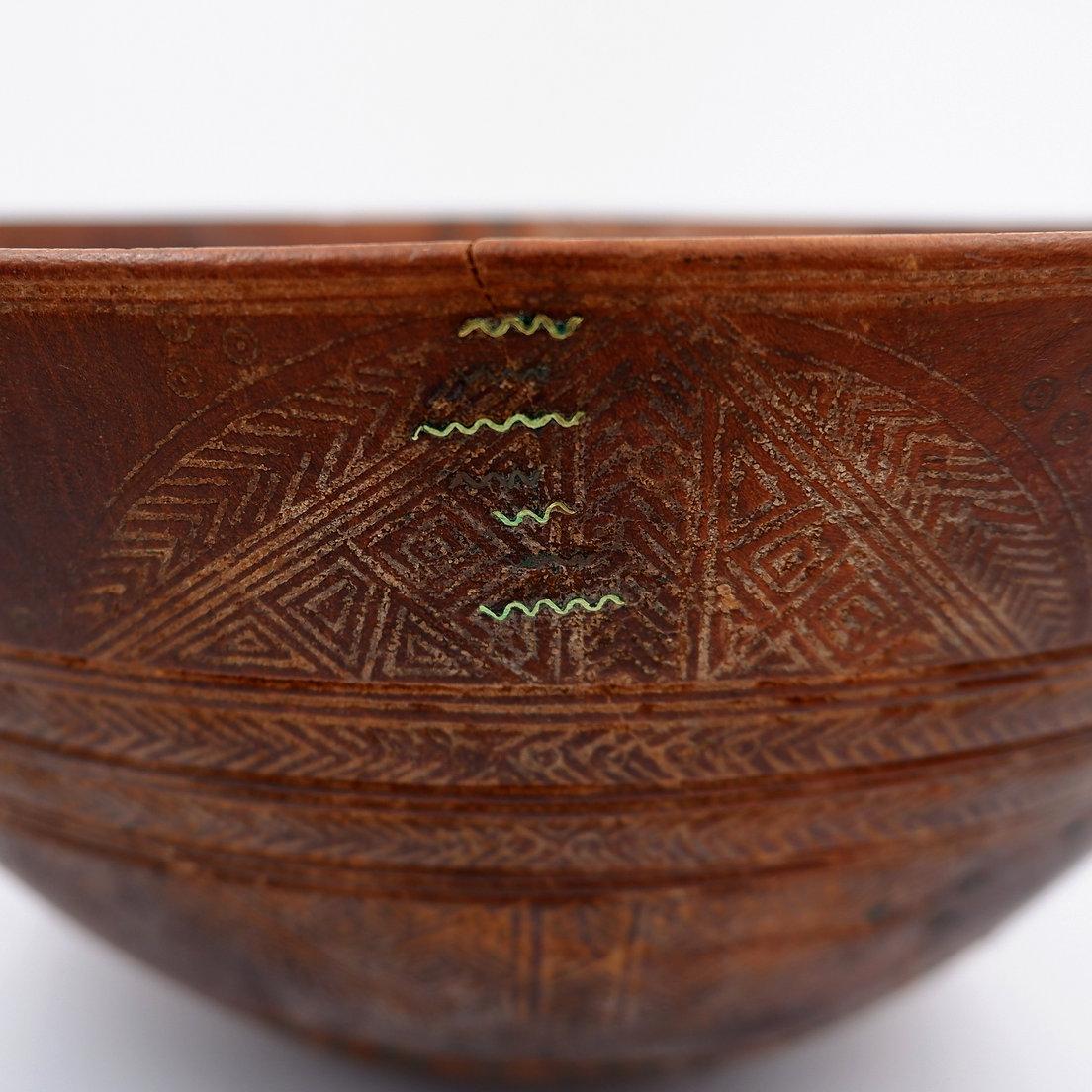 Large Carved Tribal Wooden Bowl - 20th For Sale 2