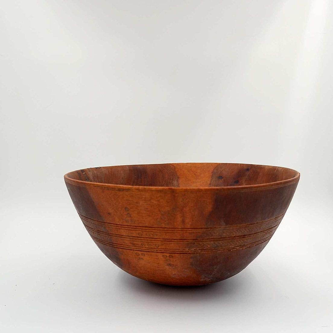 Large Carved Tribal Wooden Bowl - 20th For Sale 3