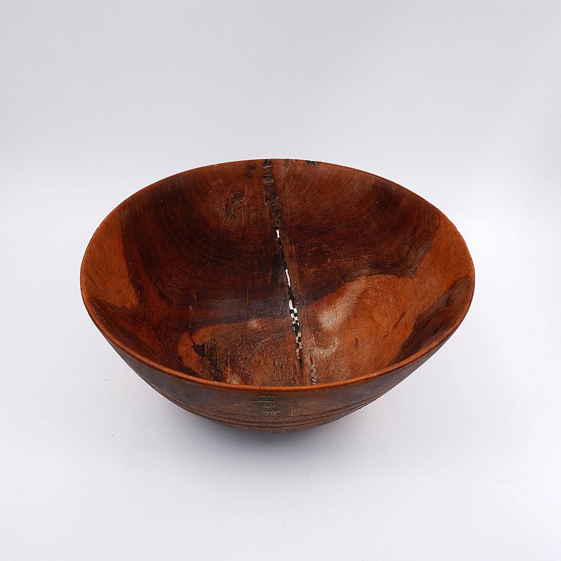 Large Carved Tribal Wooden Bowl - 20th For Sale 4