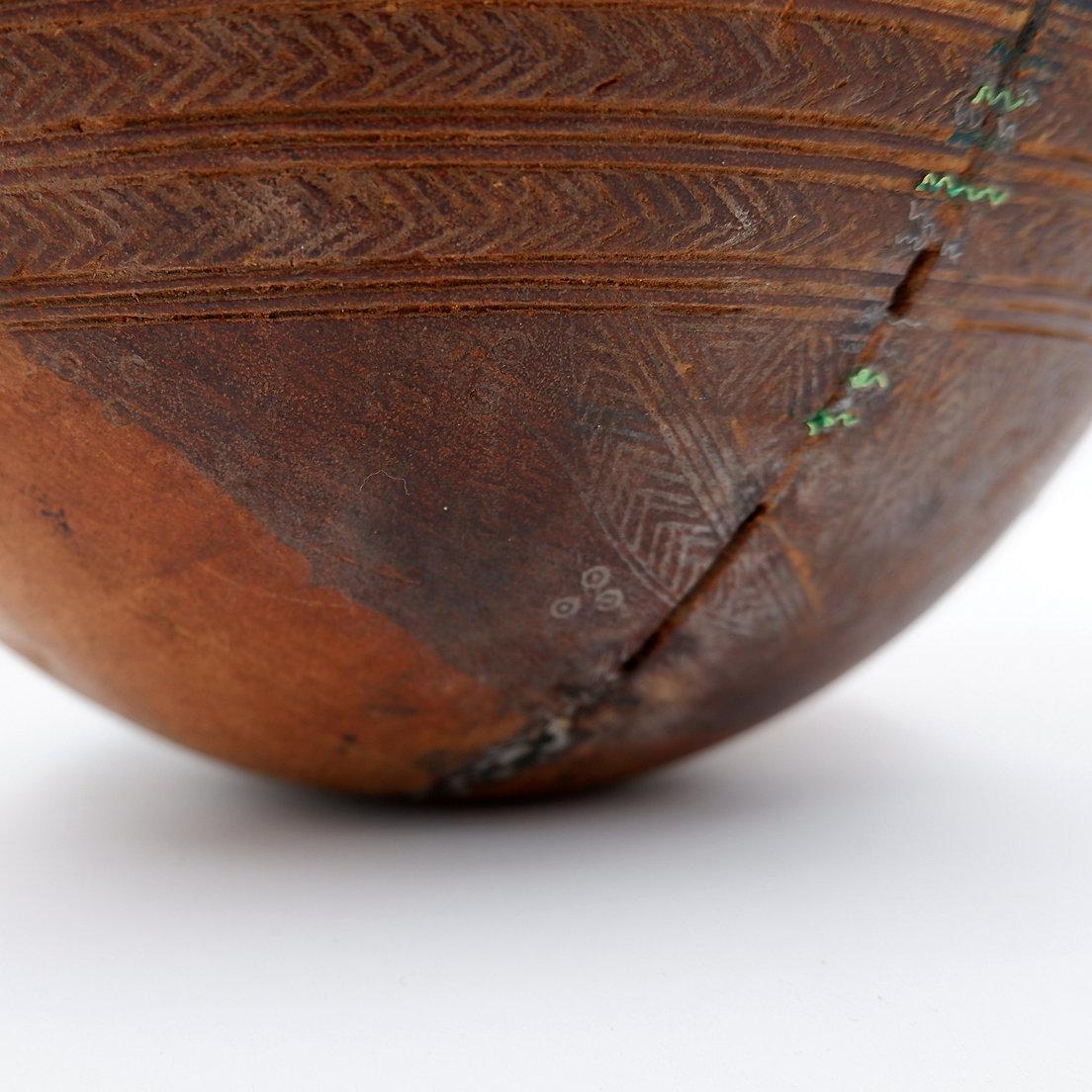 Large Carved Tribal Wooden Bowl - 20th For Sale 5