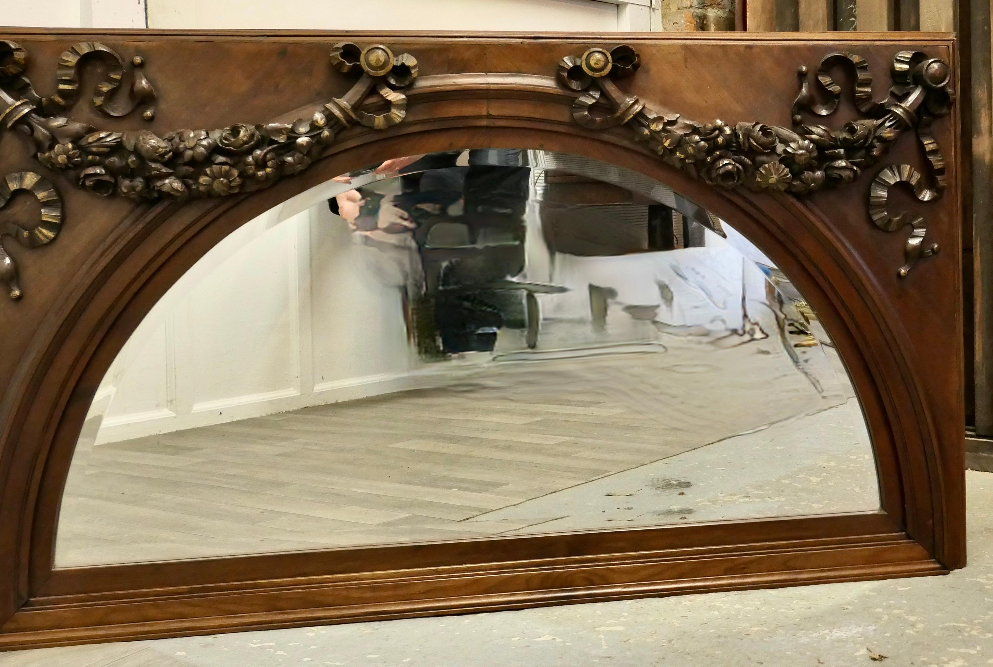 Grand miroir à trumeau arqué en noyer sculpté    C'est une pièce très remarquable en vente 4