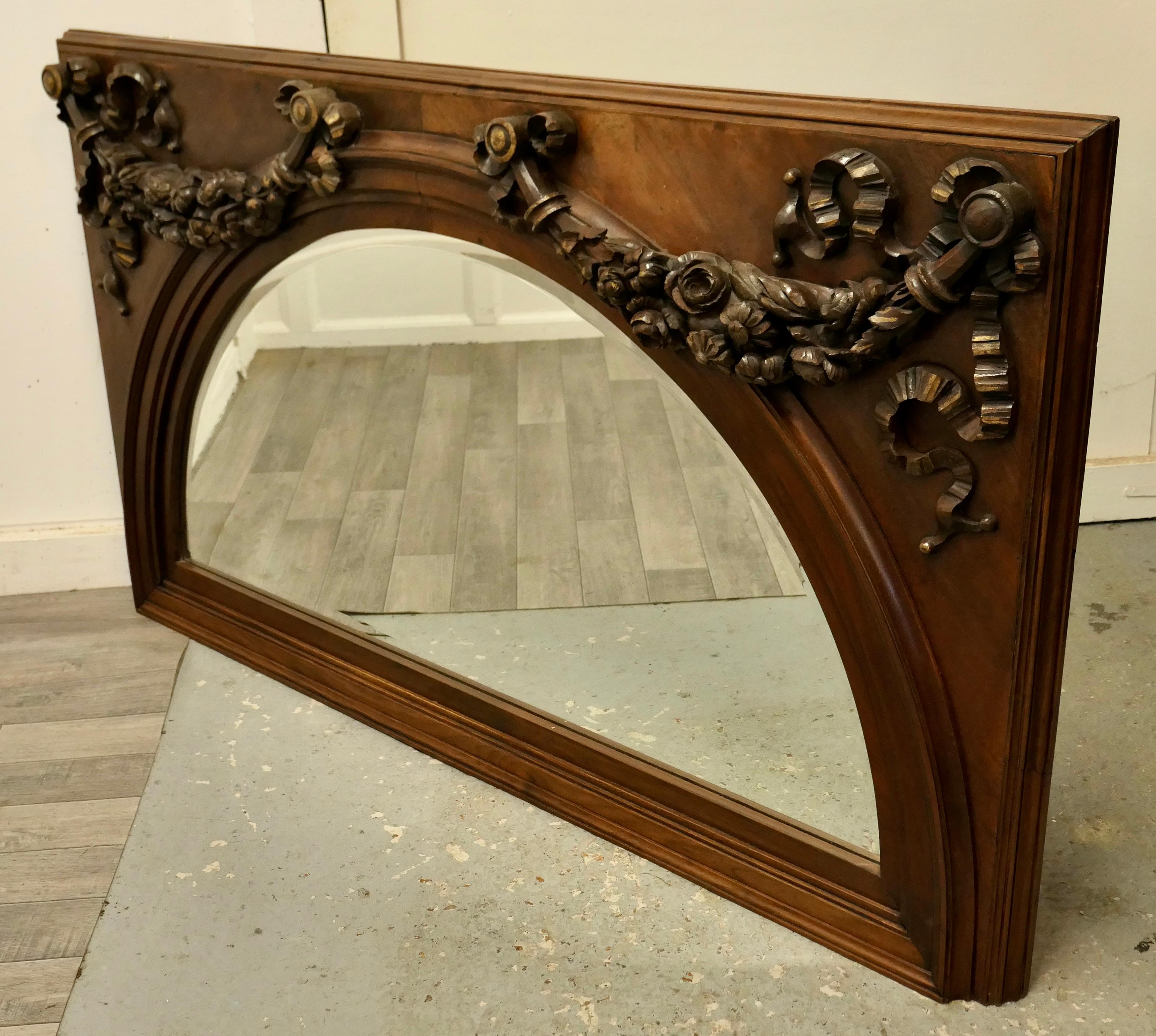 Grand miroir à trumeau arqué en noyer sculpté    C'est une pièce très remarquable Bon état - En vente à Godshill, Isle of Wight