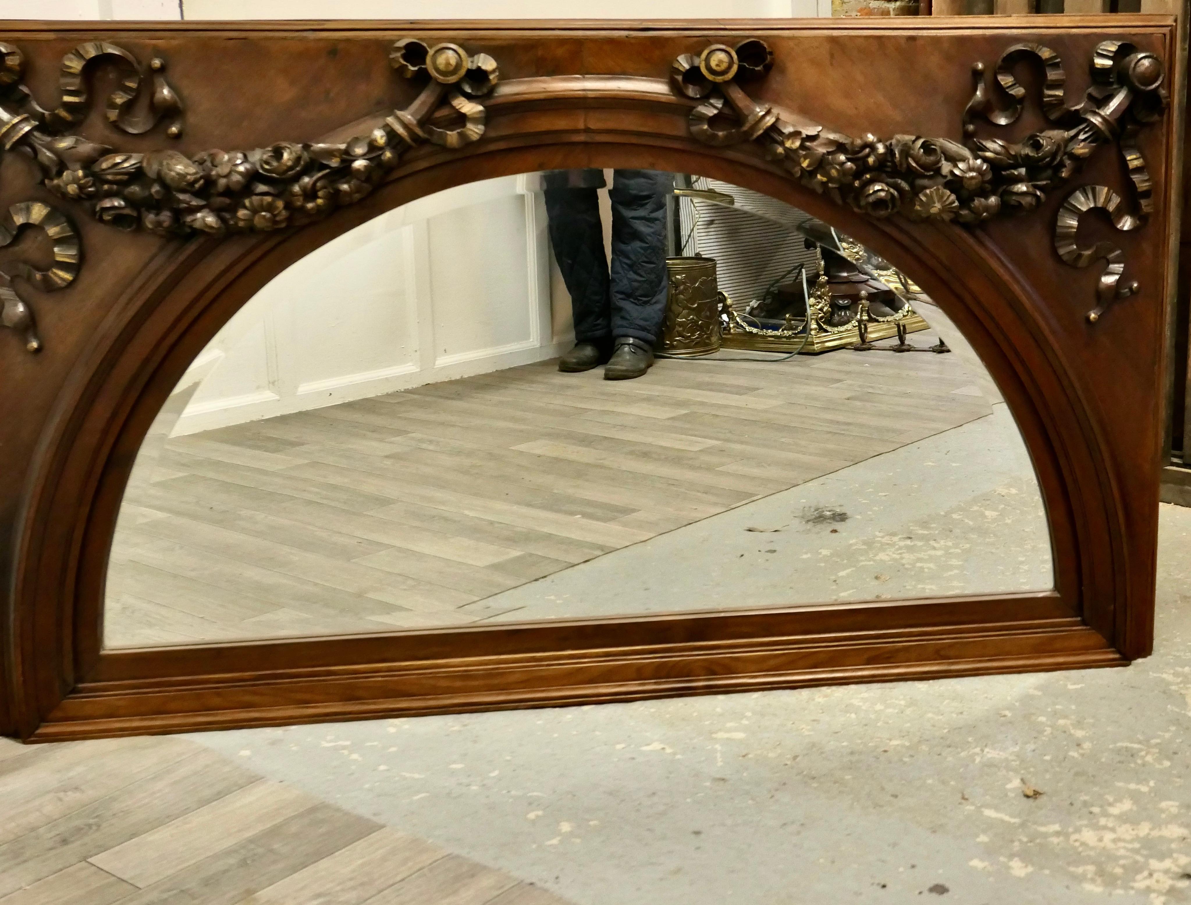Début du 20ème siècle Grand miroir à trumeau arqué en noyer sculpté    C'est une pièce très remarquable en vente