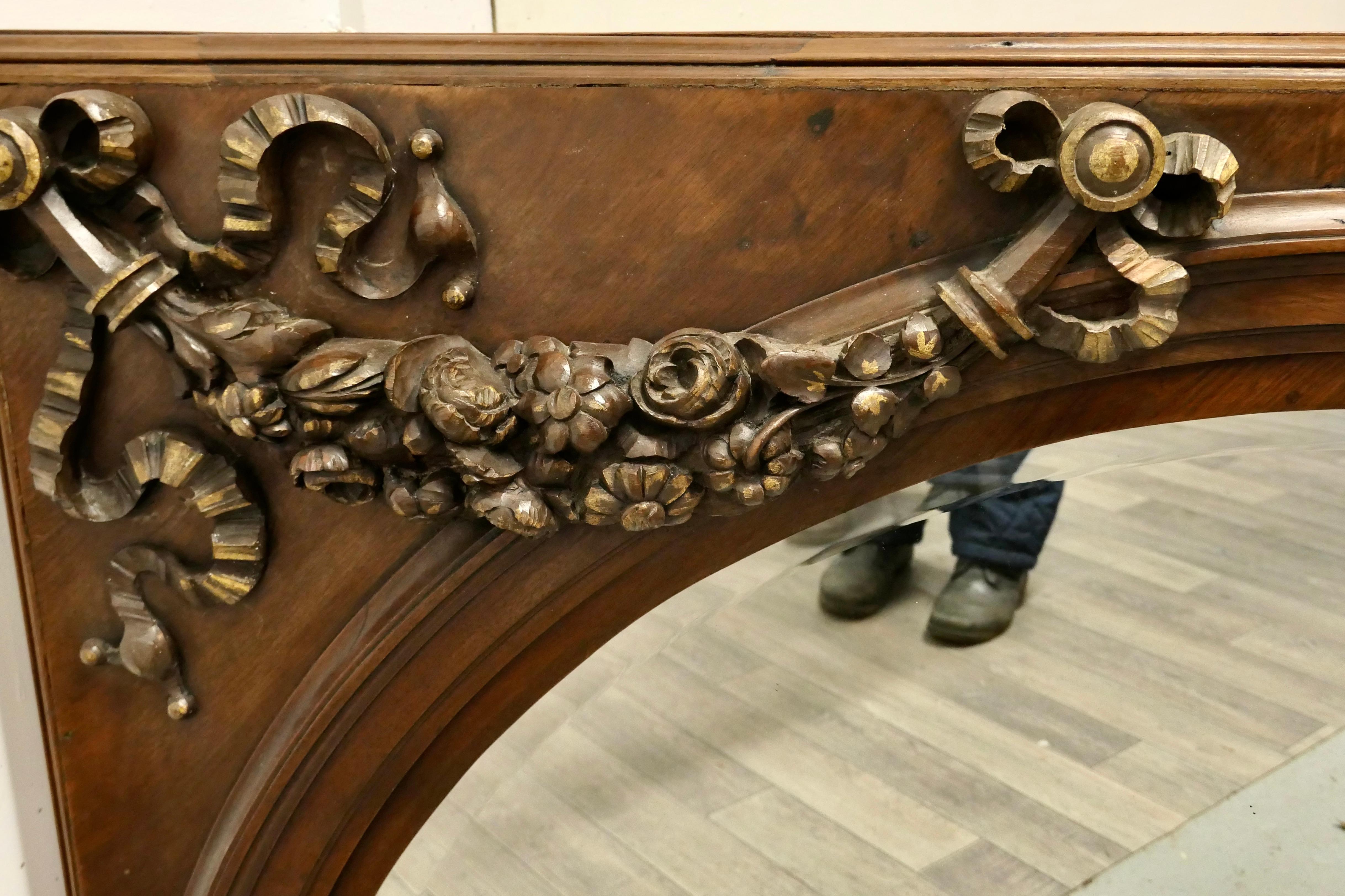 Noyer Grand miroir à trumeau arqué en noyer sculpté    C'est une pièce très remarquable en vente