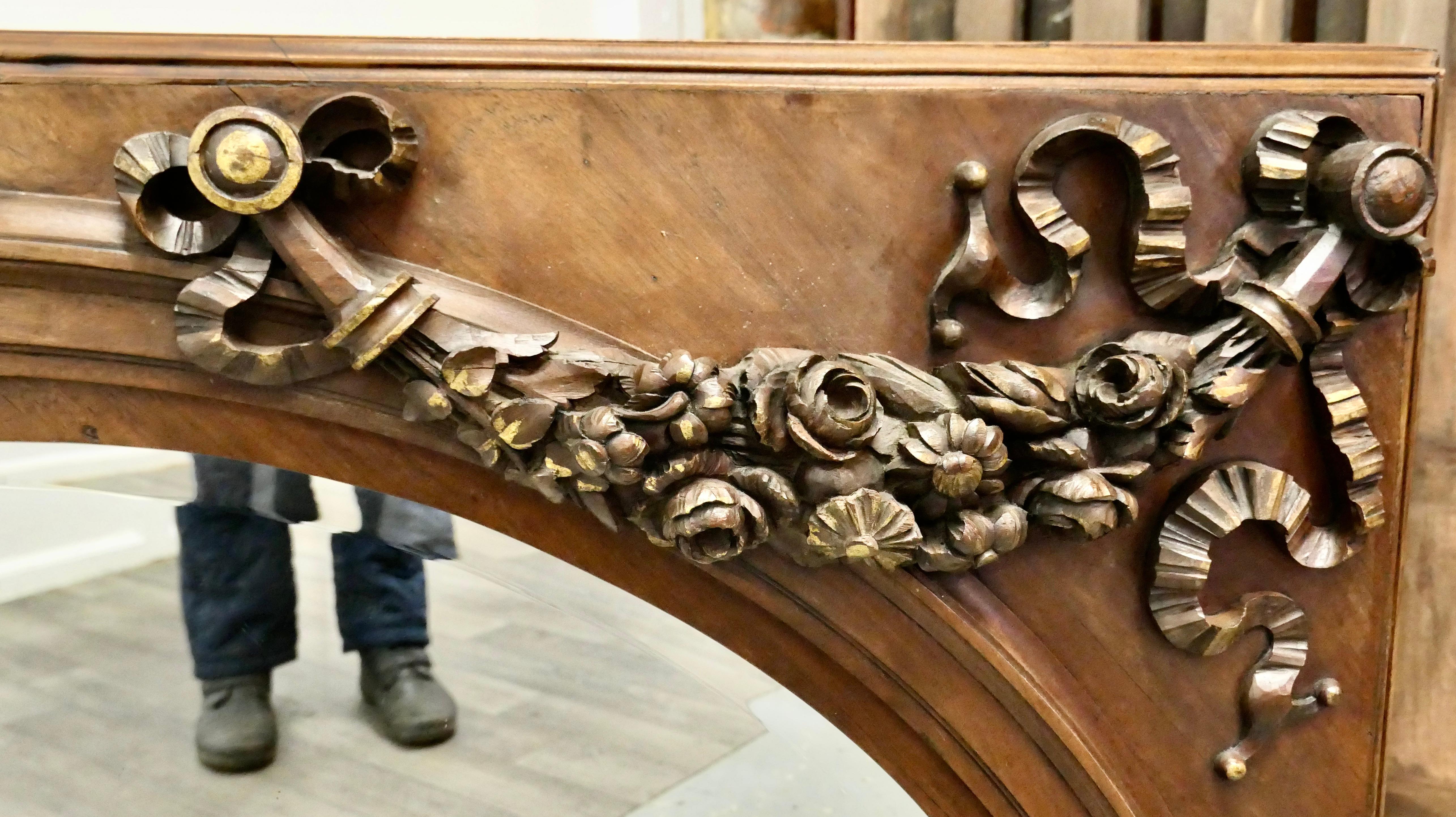 Grand miroir à trumeau arqué en noyer sculpté    C'est une pièce très remarquable en vente 1