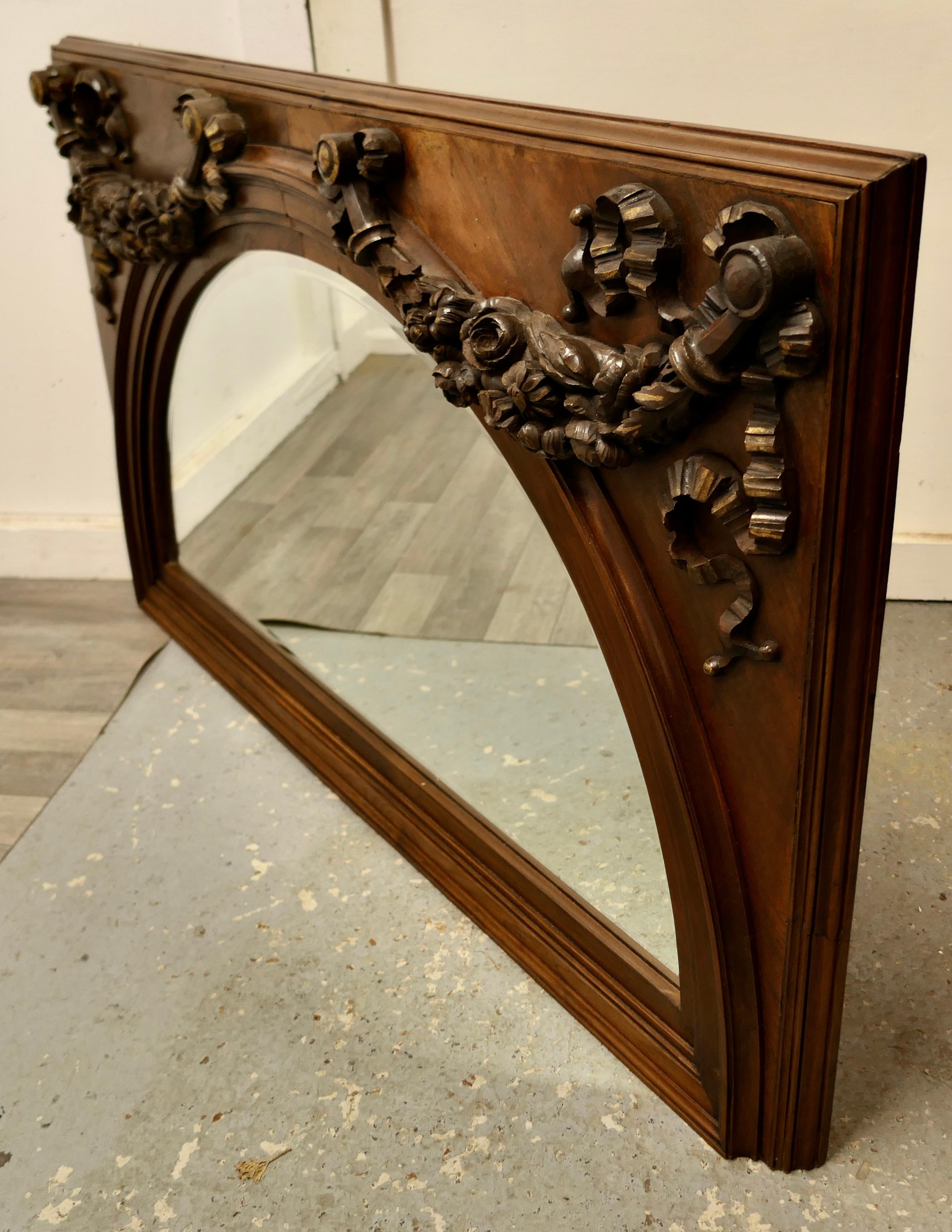 Grand miroir à trumeau arqué en noyer sculpté    C'est une pièce très remarquable en vente 3