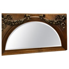 Grande specchio ad arco in legno di noce intagliato    Questo è un pezzo molto suggestivo