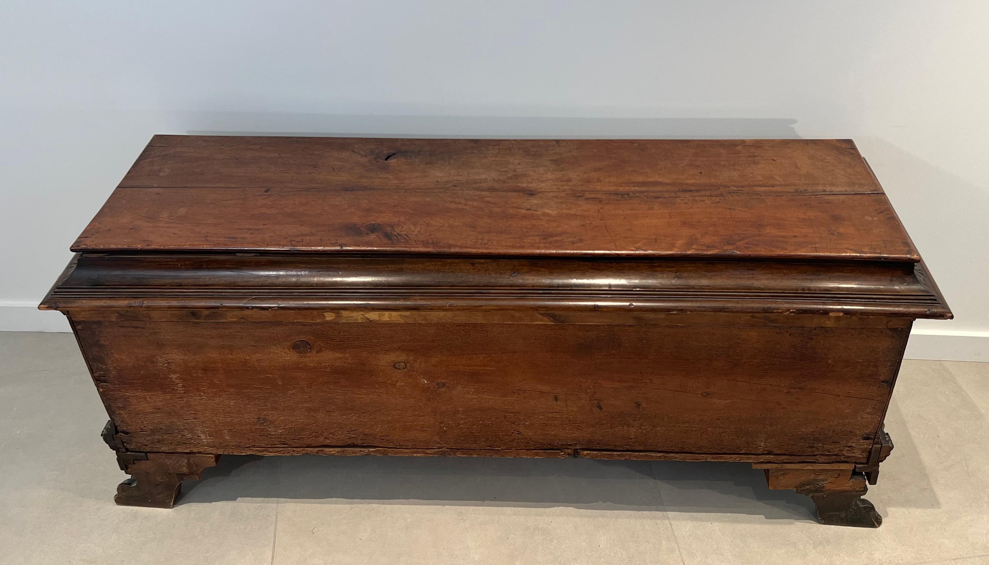 Large carved walnut cassone From Italian Renaissance Period For Sale 14