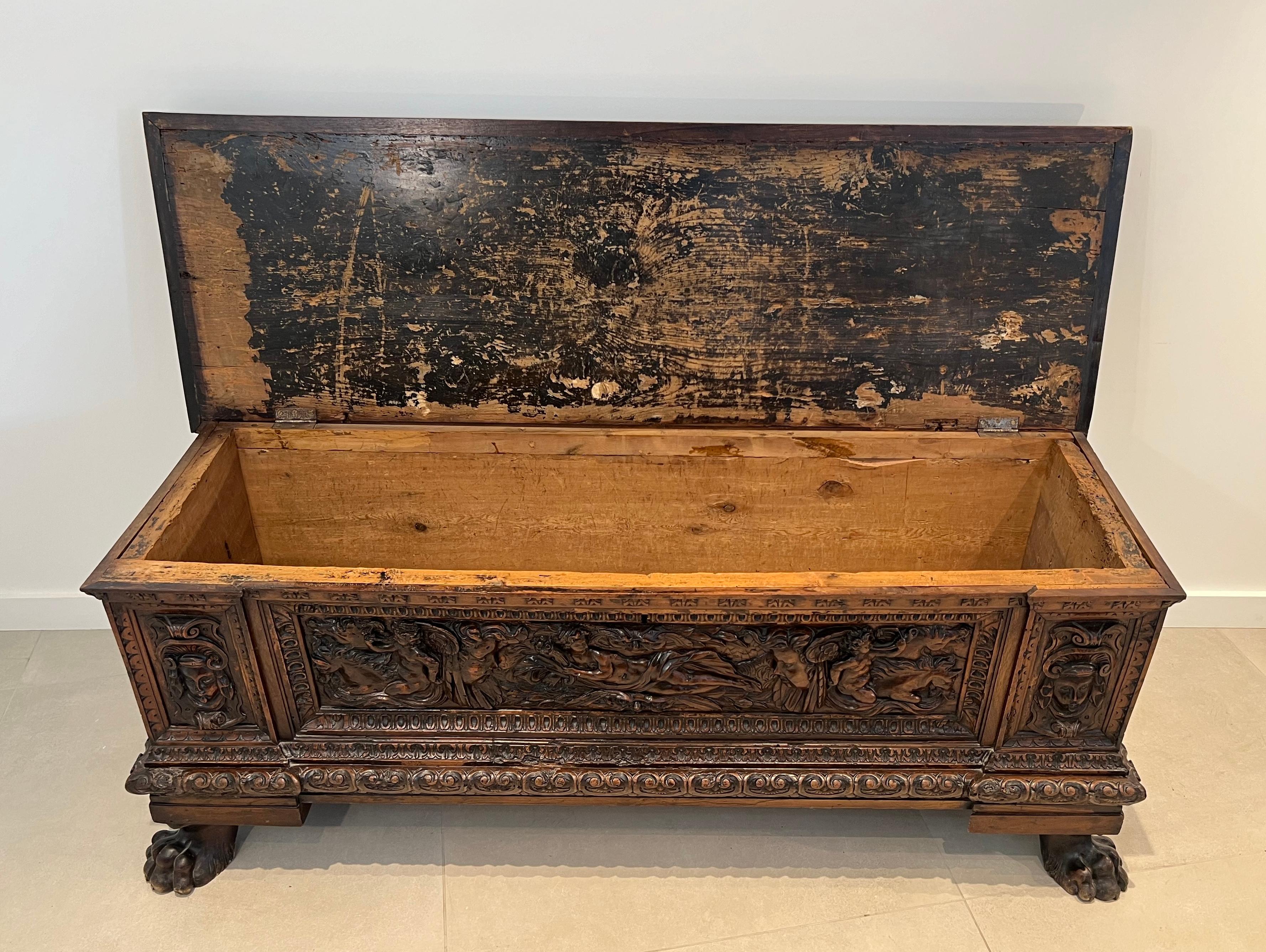 Large carved walnut cassone From Italian Renaissance Period In Good Condition For Sale In Marcq-en-Barœul, Hauts-de-France