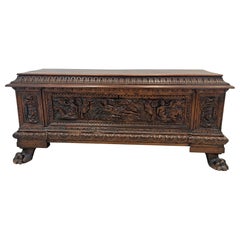 Grande cassone in noce intagliato del periodo rinascimentale italiano