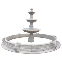 Großer geschnitzter weißer Marmorbrunnen mit drei Becken und Umrandung