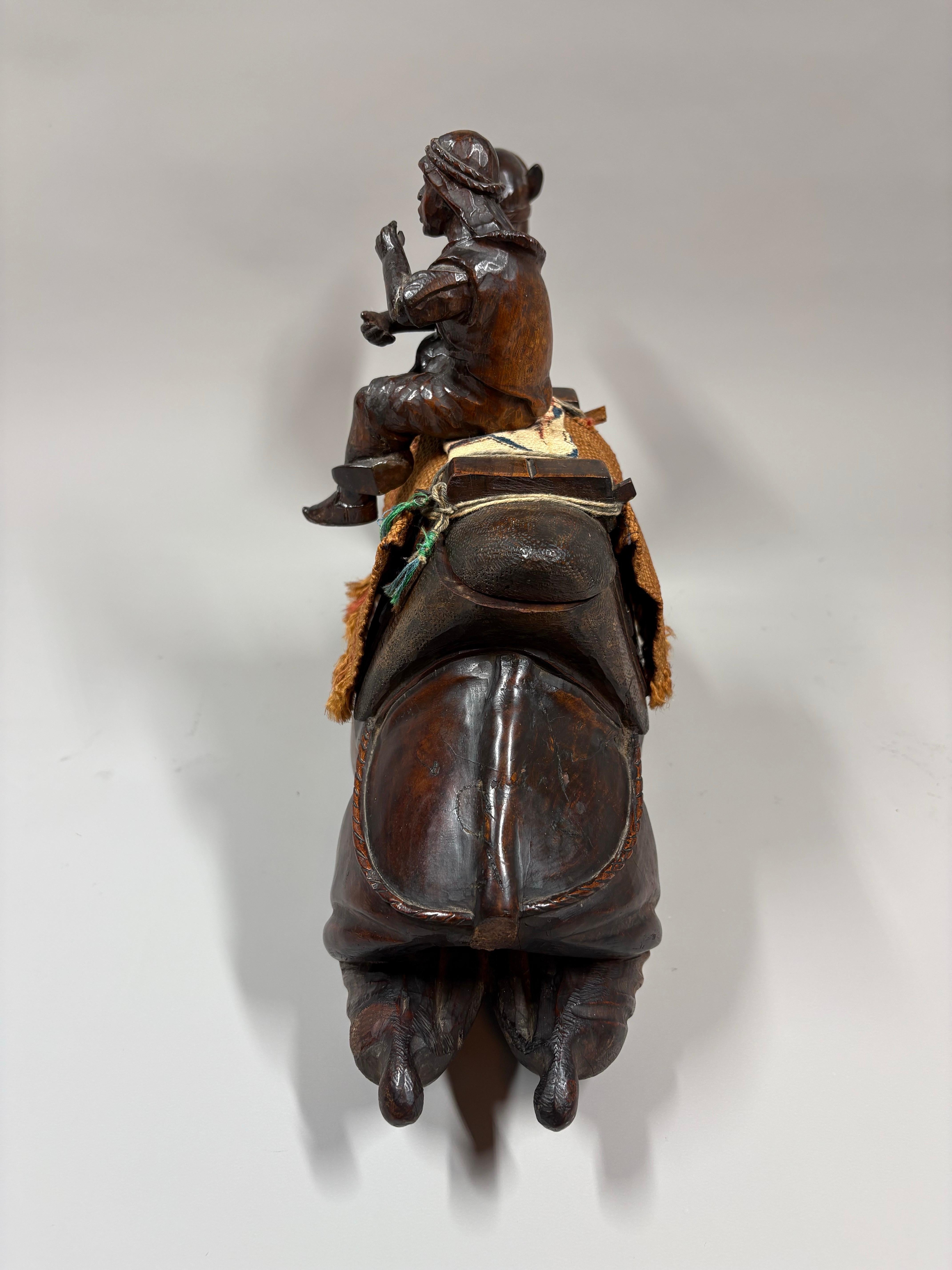 Large carved wood Austrian novelty box in the form of a Camel, circa 1910 For Sale 1