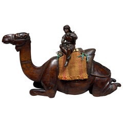 Grande scatola da regalo austriaca in legno intagliato a forma di cammello, circa 1910