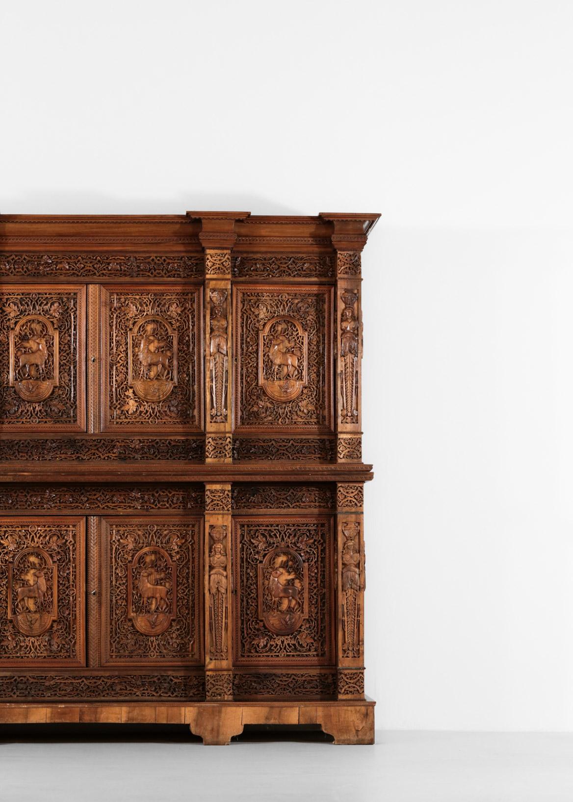 Grand meuble de rangement en bois sculpté « Hunter », pièce unique en vente 4
