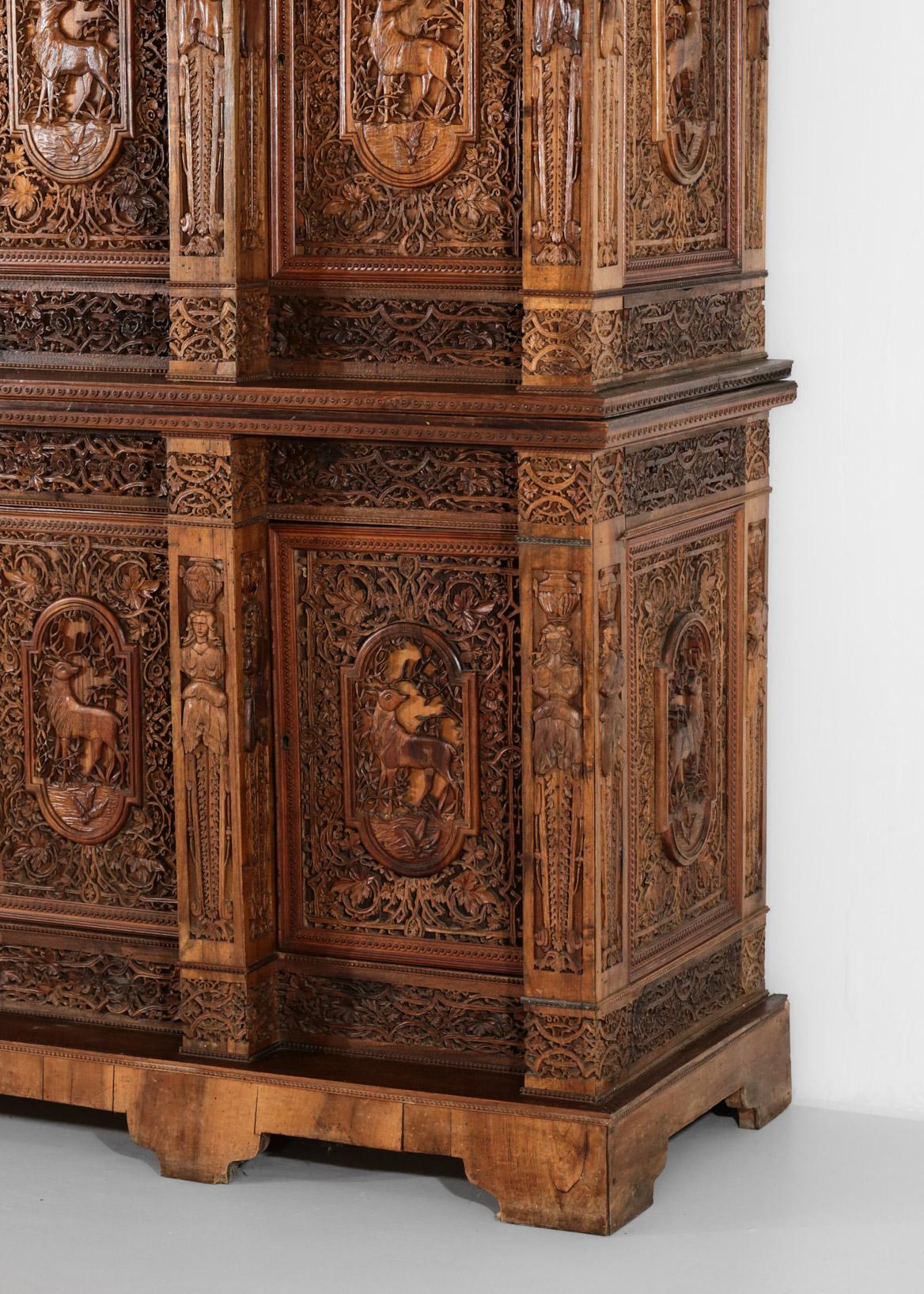 Grand meuble de rangement en bois sculpté « Hunter », pièce unique en vente 6