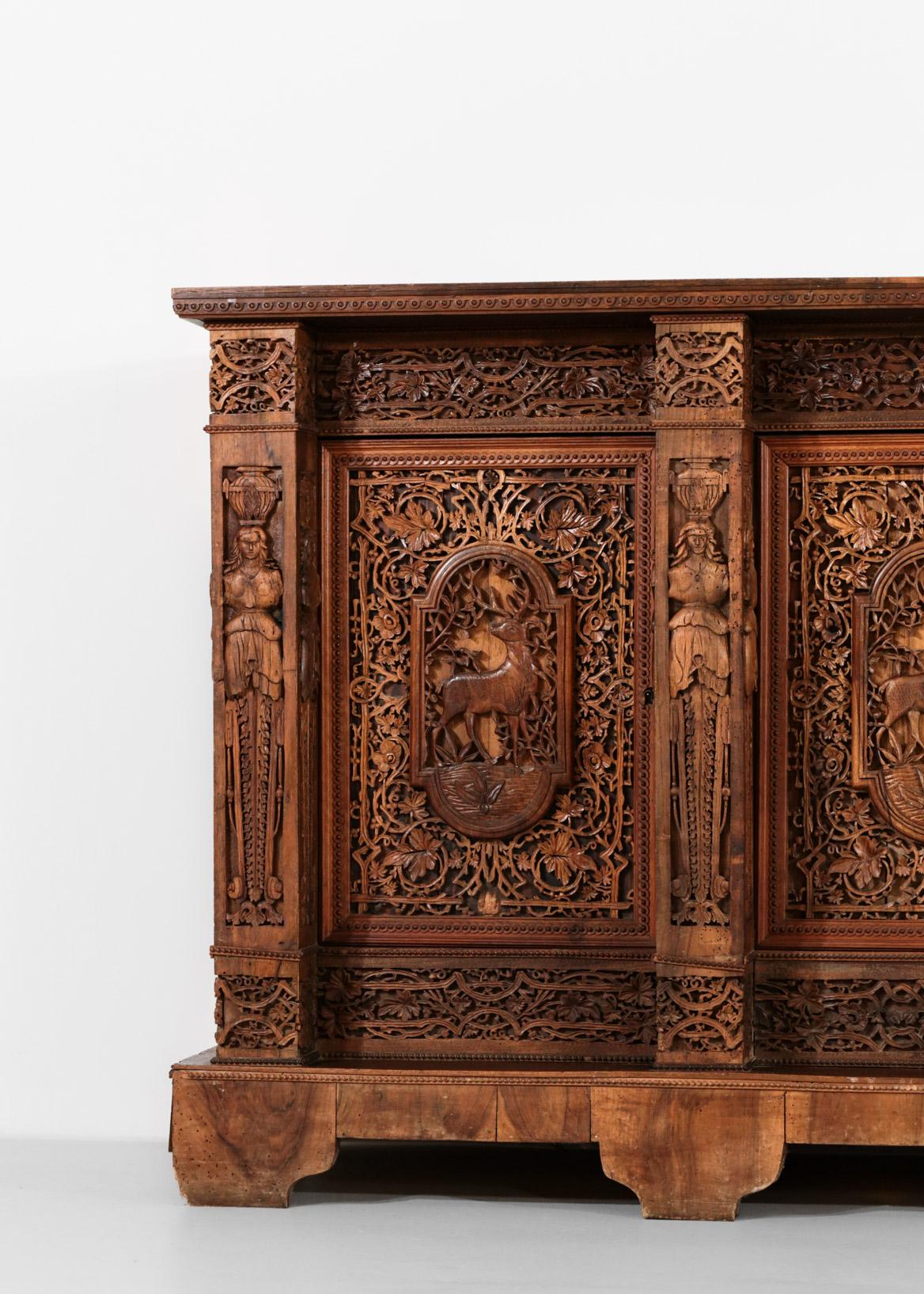Grand meuble de rangement en bois sculpté « Hunter », pièce unique en vente 10