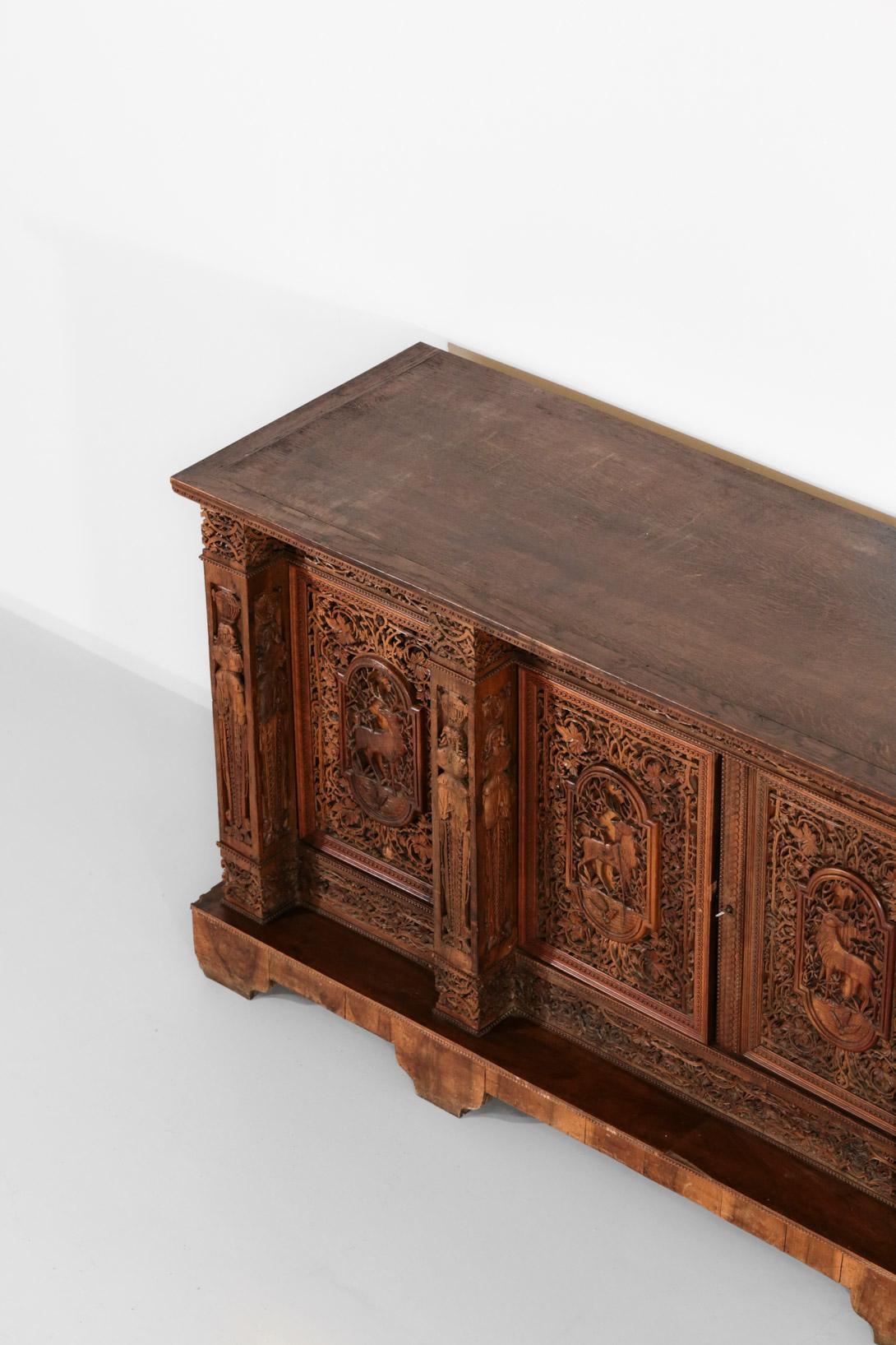 Grand meuble de rangement en bois sculpté « Hunter », pièce unique en vente 11