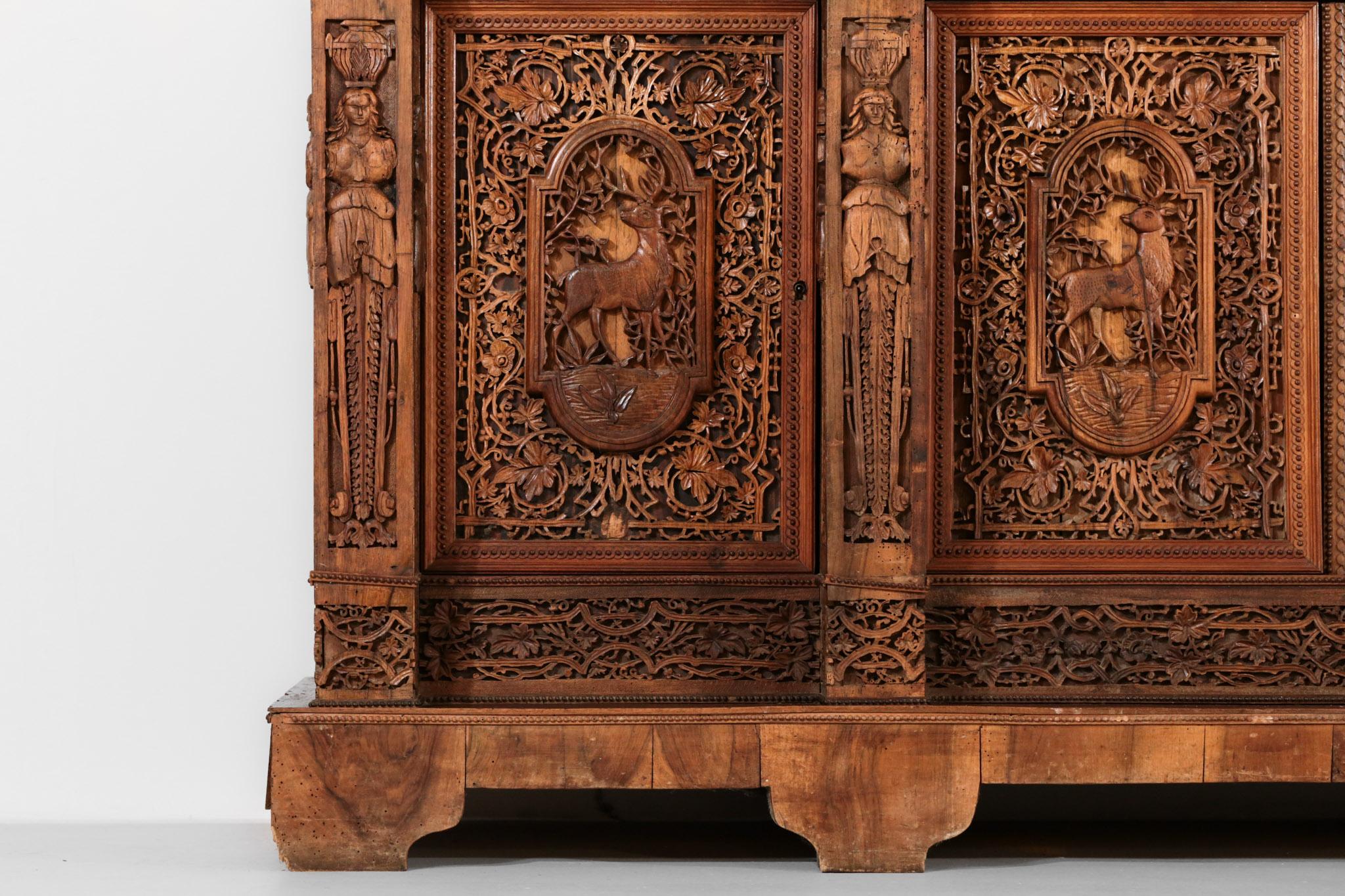 Grand meuble de rangement en bois sculpté « Hunter », pièce unique en vente 12