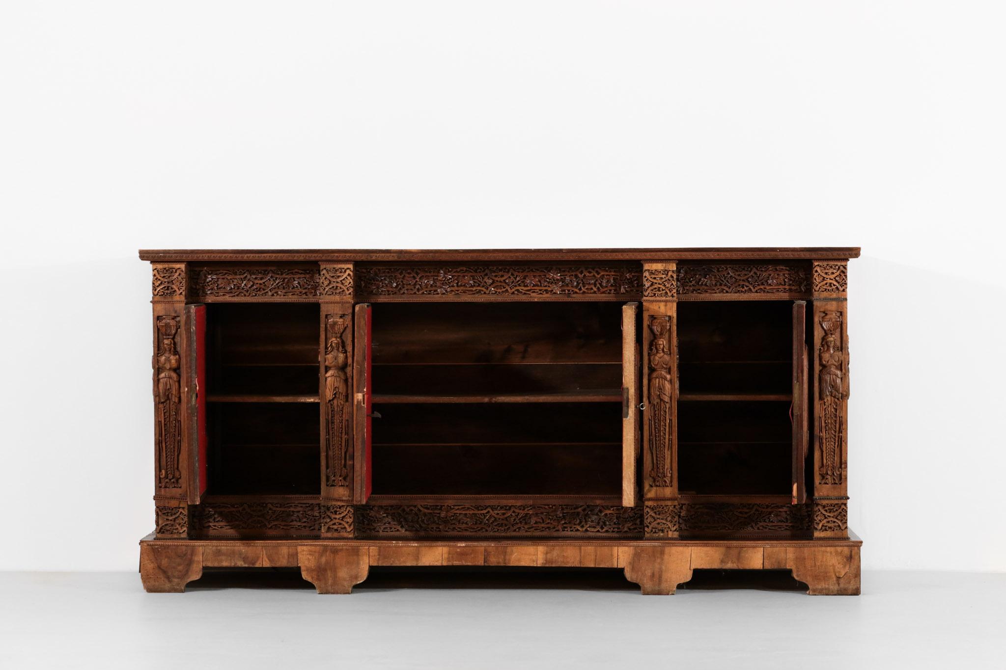 Grand meuble de rangement en bois sculpté « Hunter », pièce unique en vente 13