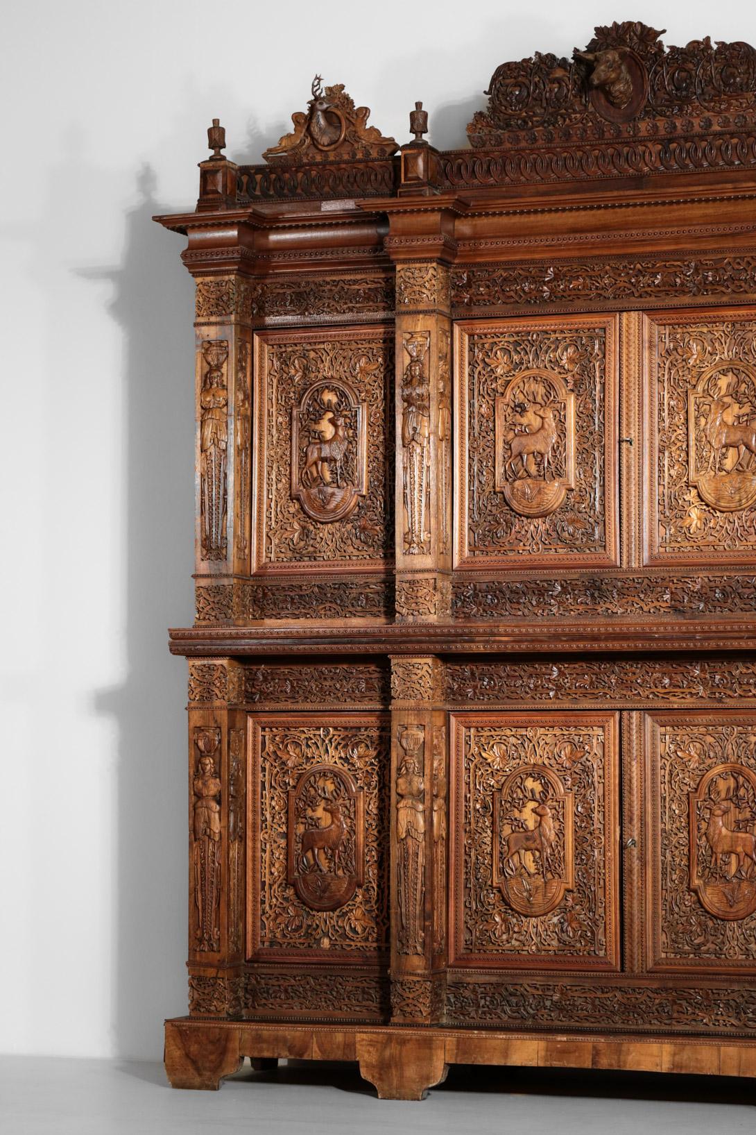 Français Grand meuble de rangement en bois sculpté « Hunter », pièce unique en vente