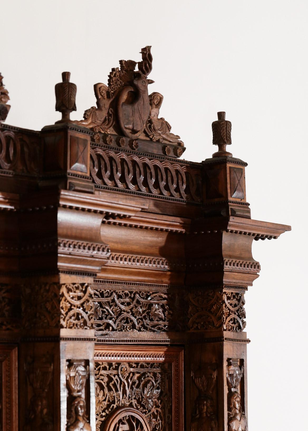 Milieu du XXe siècle Grand meuble de rangement en bois sculpté « Hunter », pièce unique en vente