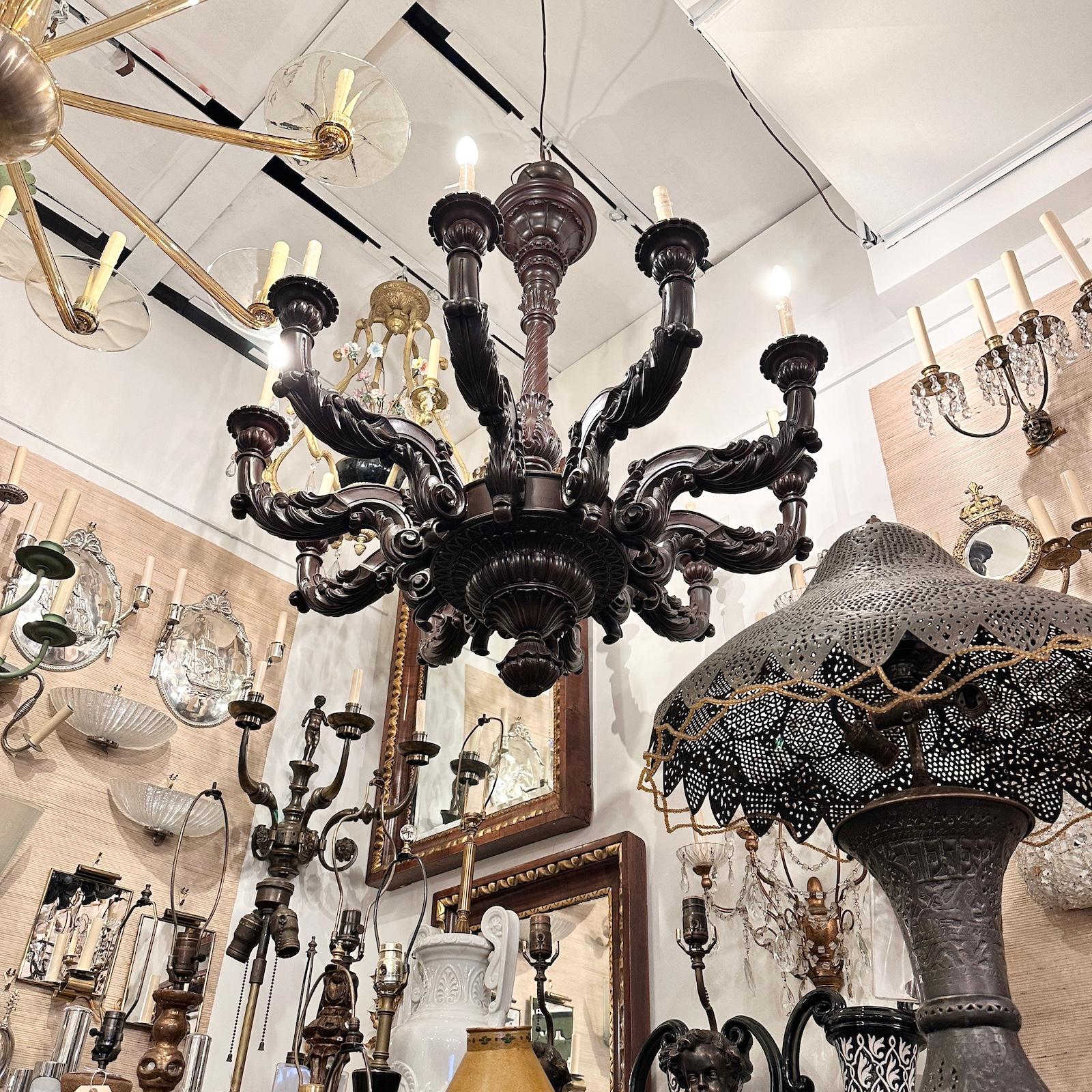 Grand lustre en bois sculpté en vente 1