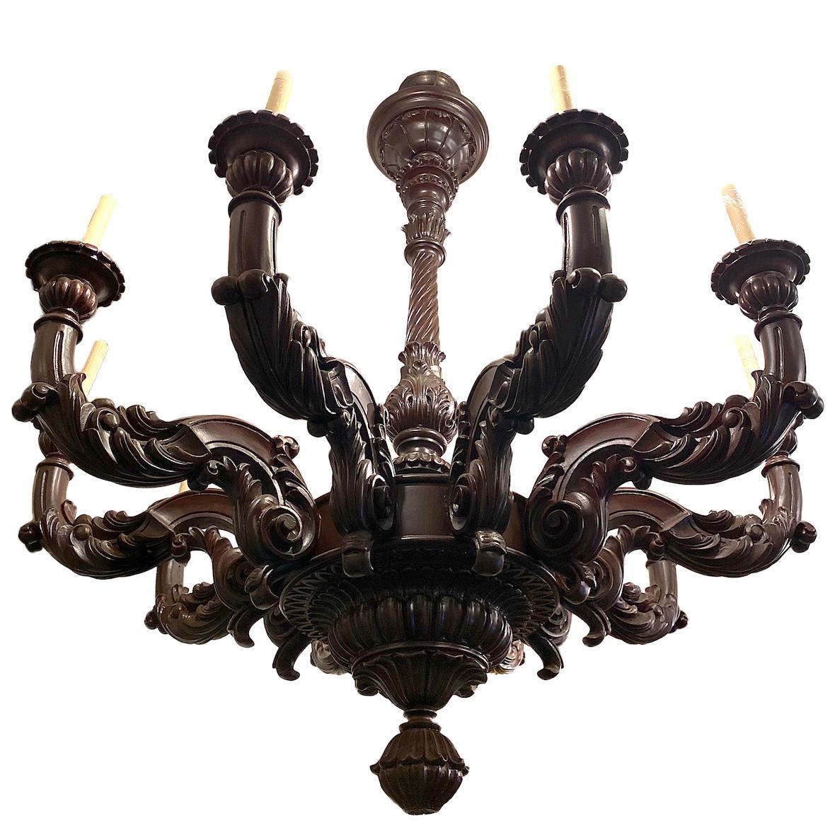 Grand lustre en bois sculpté en vente