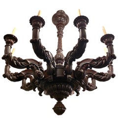 Grande lampadario in legno intagliato