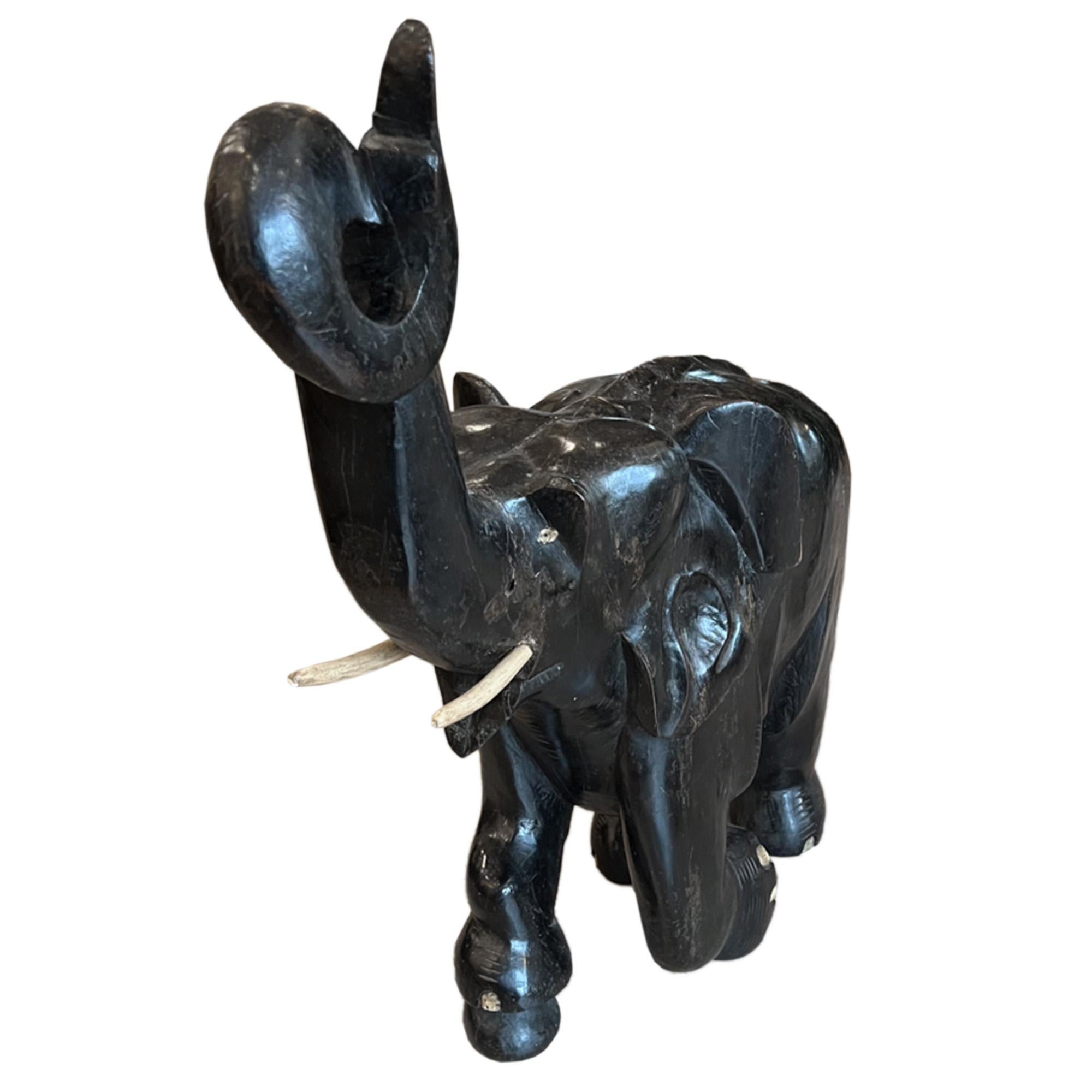 Großer geschnitzter Elefant aus Holz, Sri Lanka, 1950er Jahre (Anglo-indisch) im Angebot