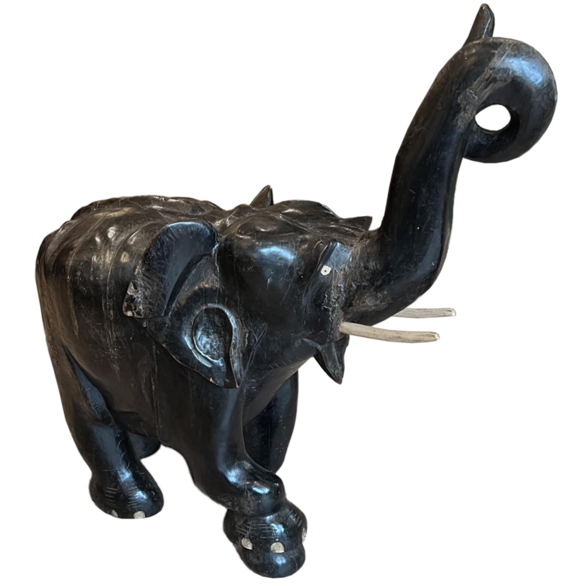 Großer geschnitzter Elefant aus Holz, Sri Lanka, 1950er Jahre (Ebonisiert) im Angebot