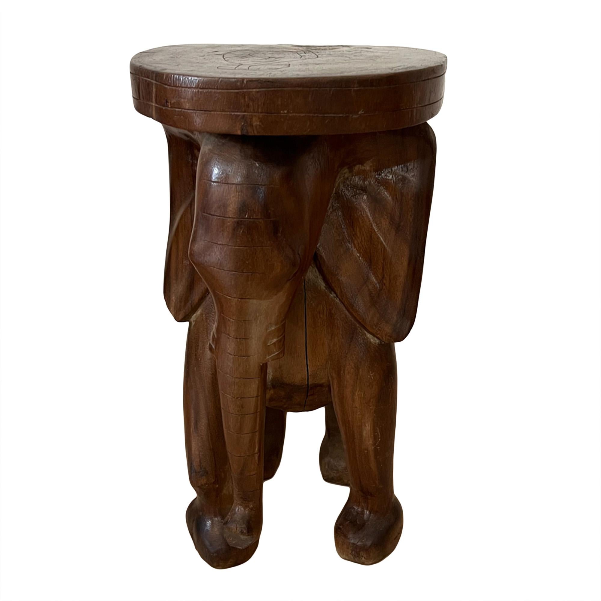 Cette table d'appoint originale a été sculptée dans du bois de padouk à Ceylan dans les années 1950. 

Veuillez regarder toutes les photos pour voir les détails du grand éléphant - décoratif et pratique !

