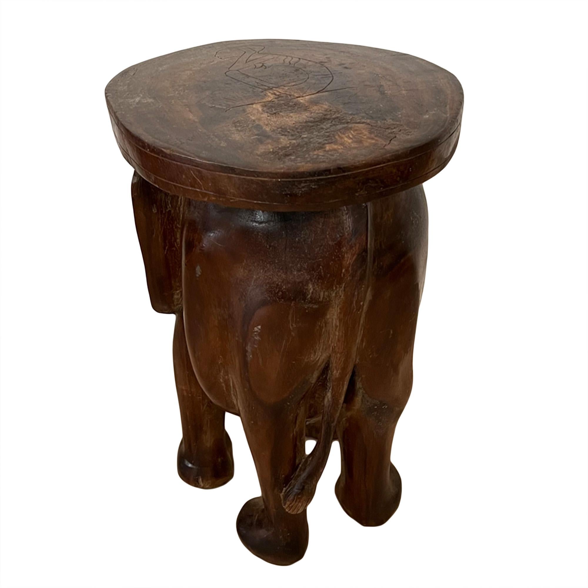 Anglo-indien Grande table éléphant en bois sculpté en vente